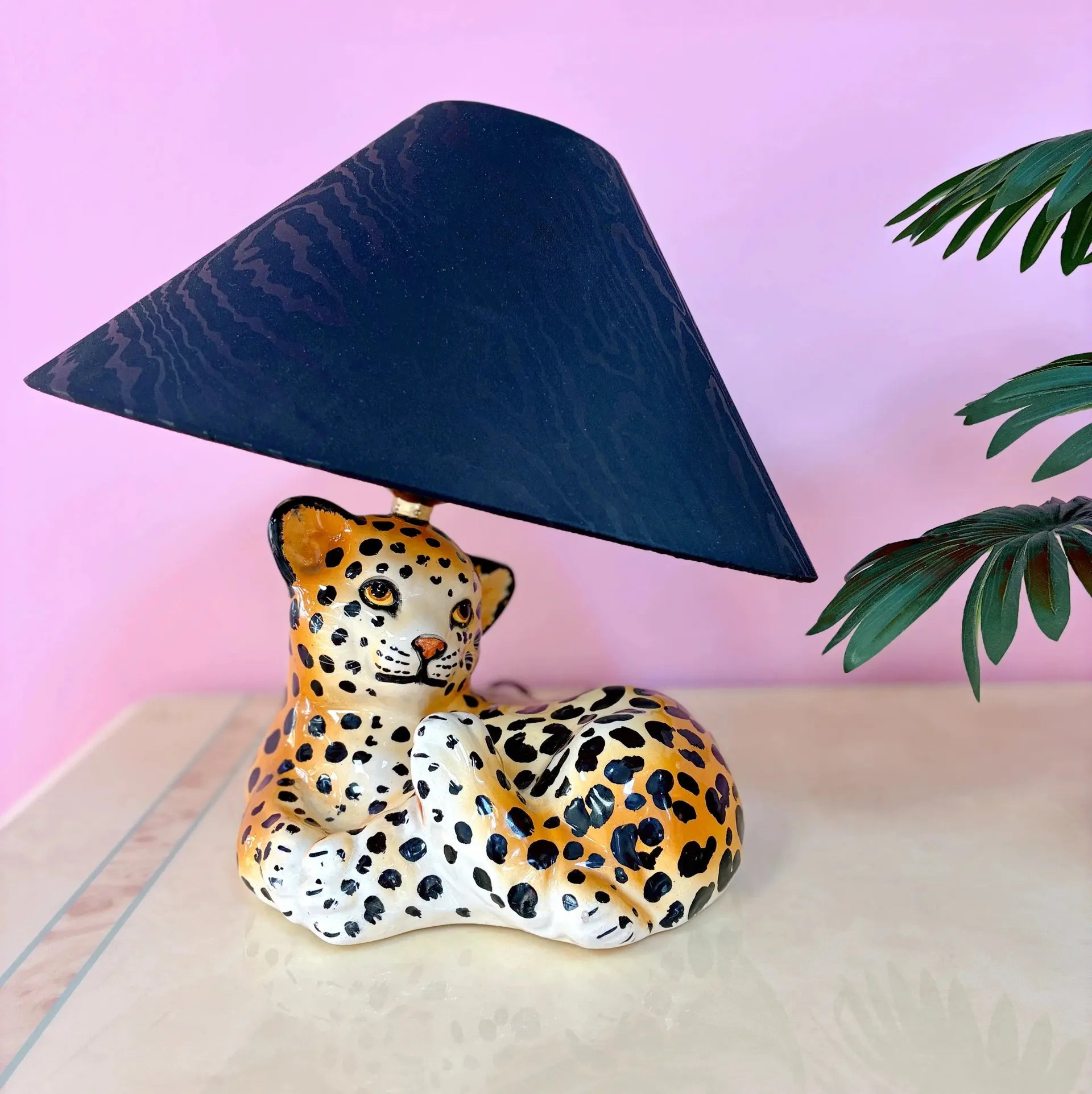 Lampe bébé léopard céramique vintage, années 70, peinte à la main, abat-jour moiré noir - Club Barbara
