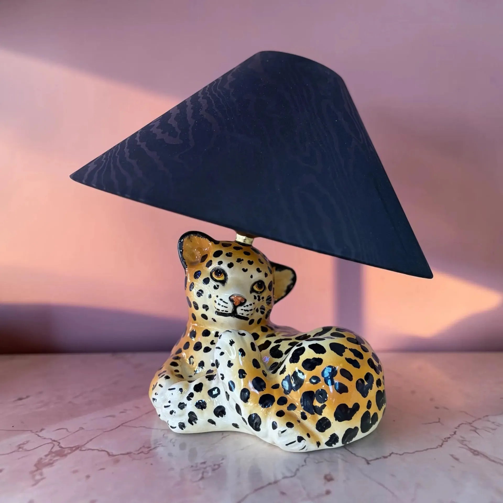 Lampe bébé léopard céramique vintage, années 70, peinte à la main, abat-jour moiré noir - Club Barbara