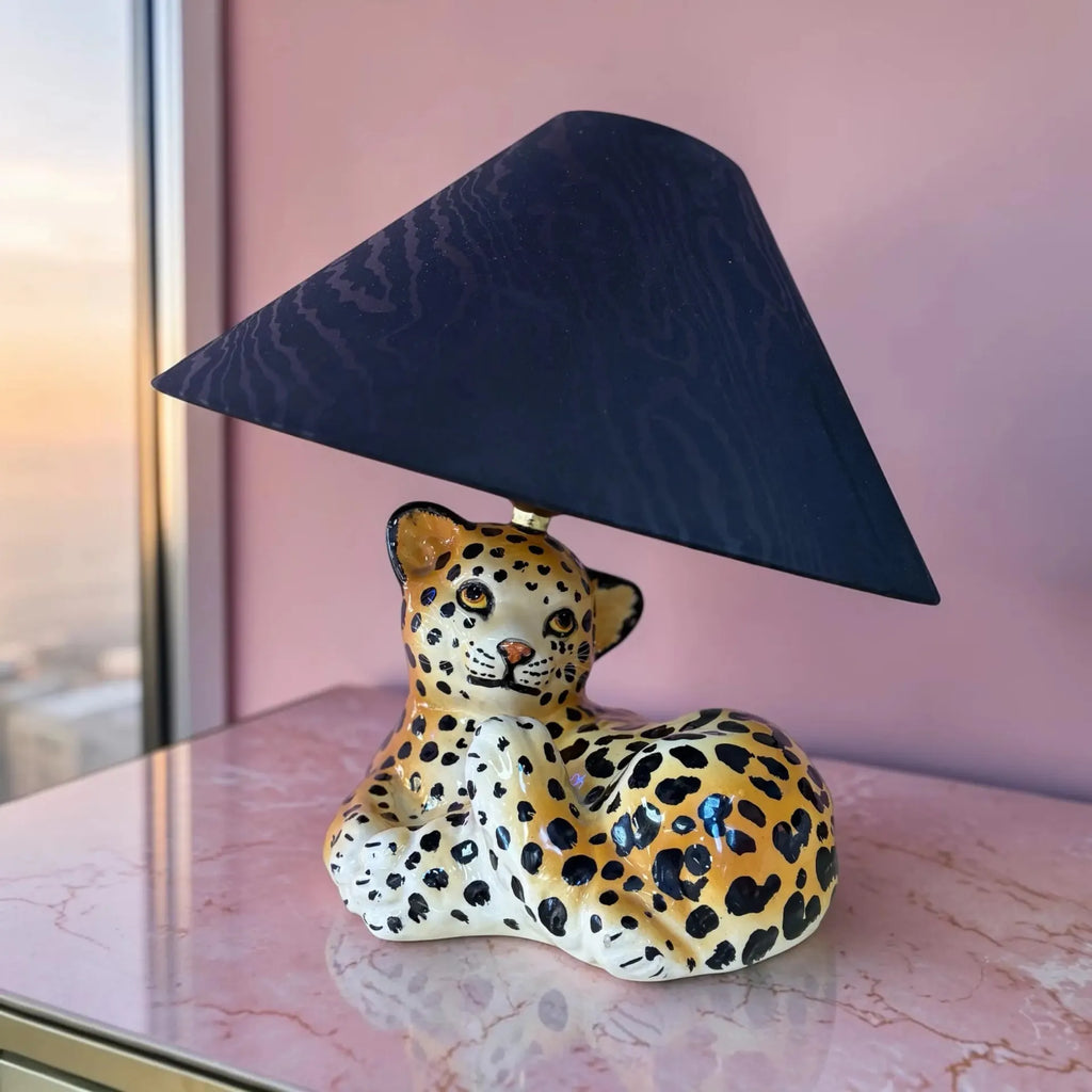 Lampe bébé léopard céramique vintage, années 70, peinte à la main, abat-jour moiré noir - Club Barbara