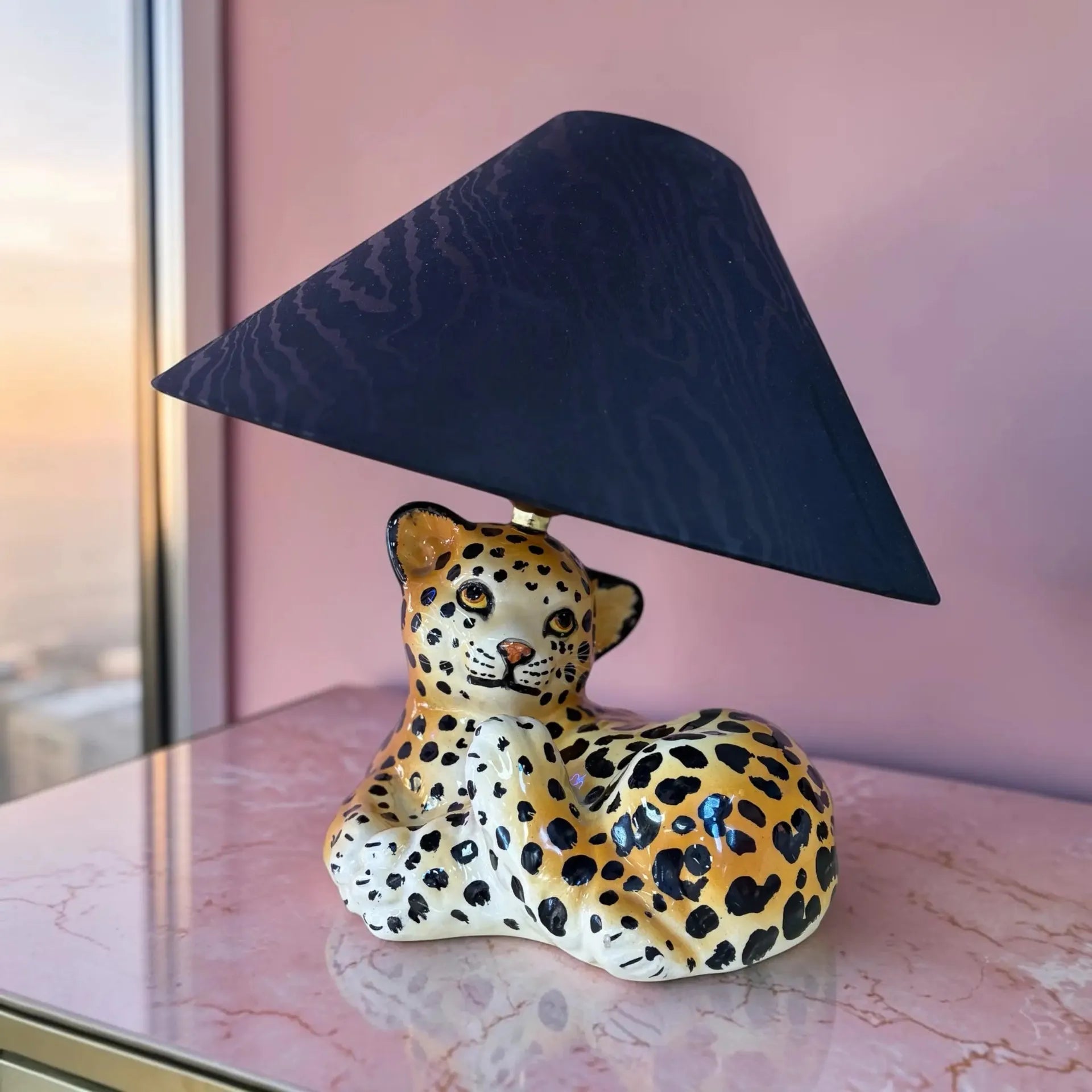 Lampe bébé léopard céramique vintage, années 70, peinte à la main, abat-jour moiré noir - Club Barbara