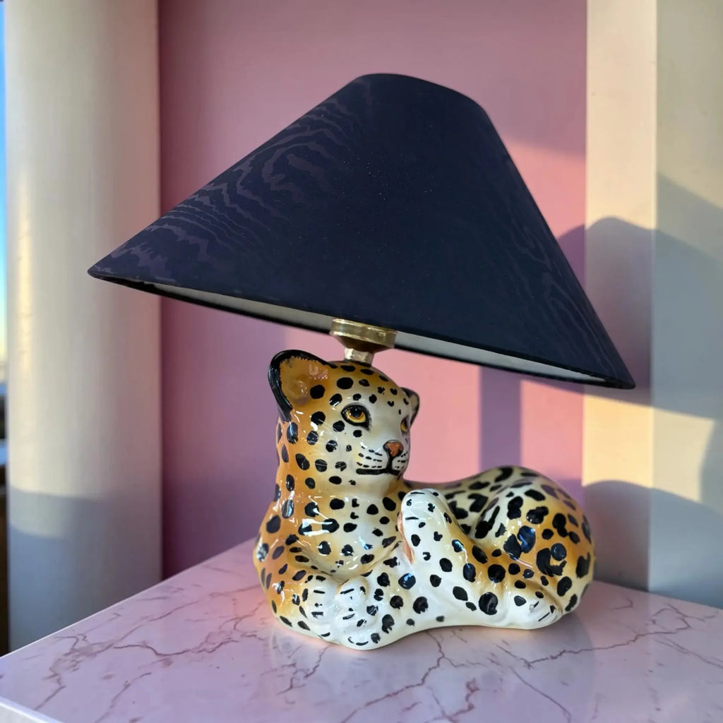Lampe bébé léopard céramique vintage, années 70, peinte à la main, abat-jour moiré noir - Club Barbara