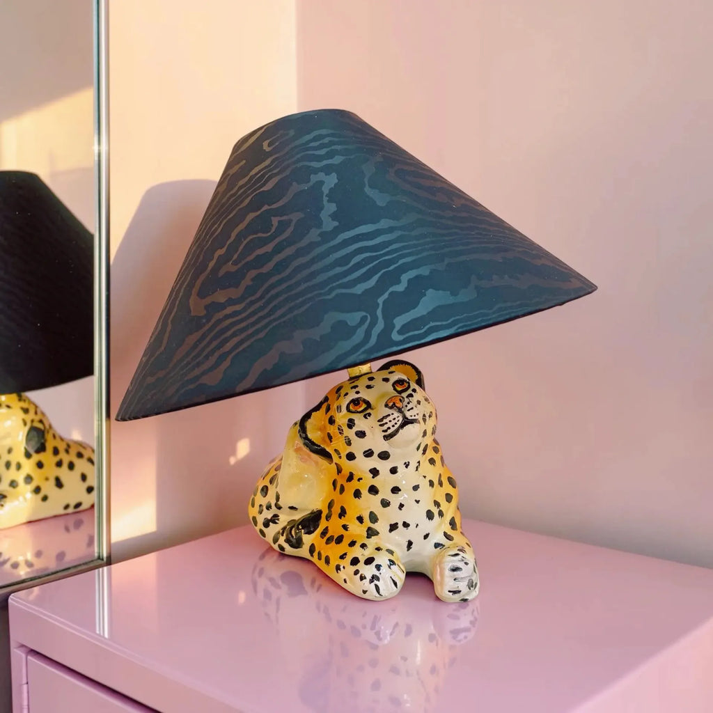 Lampe bébé léopard céramique vintage, années 70, peinte à la main, abat-jour moiré noir - Club Barbara