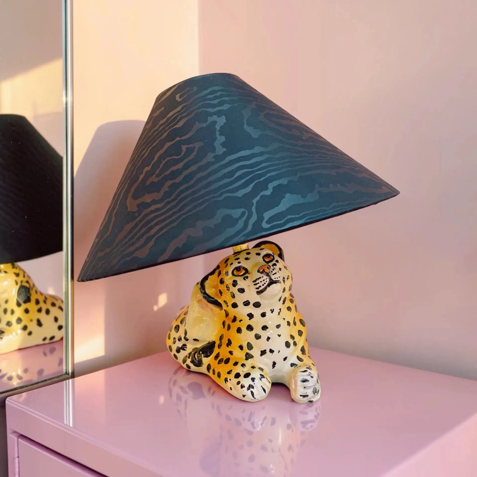 Lampe bébé léopard céramique vintage, années 70, peinte à la main, abat-jour moiré noir - Club Barbara