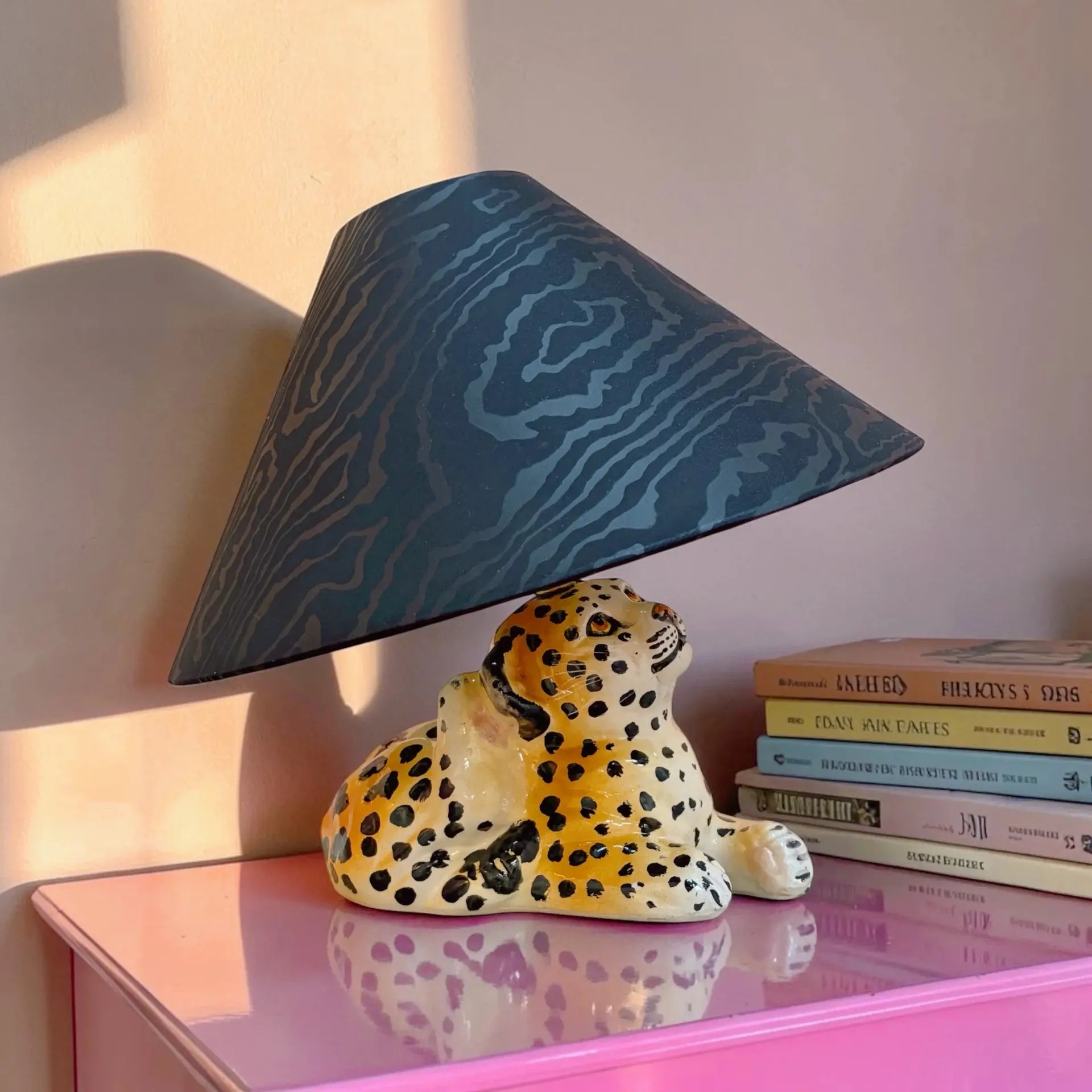 Lampe bébé léopard céramique vintage, années 70, peinte à la main, abat-jour moiré noir - Club Barbara