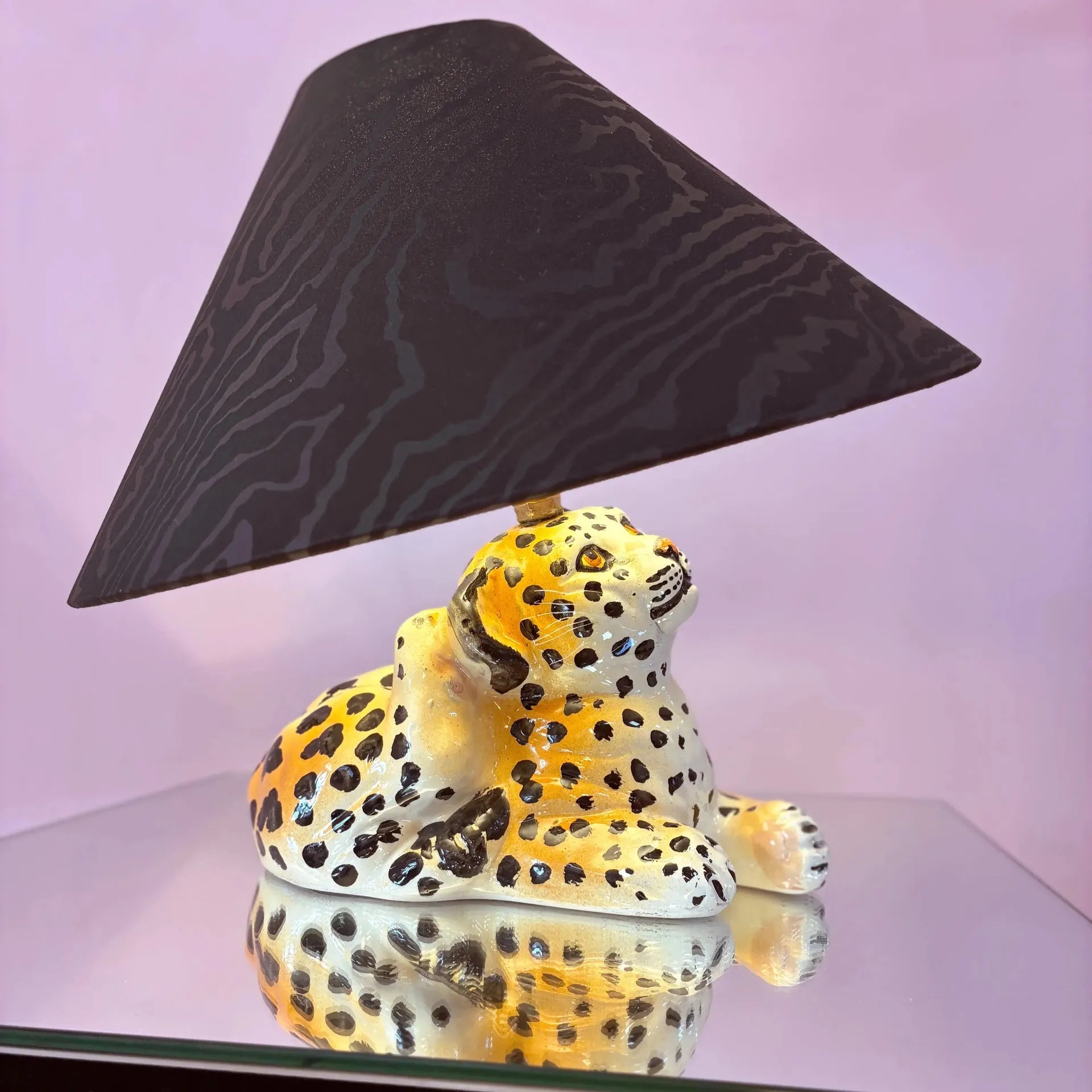 Lampe bébé léopard céramique vintage, années 70, peinte à la main, abat-jour moiré noir - Club Barbara