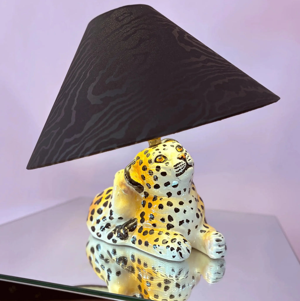 Lampe bébé léopard céramique vintage, années 70, peinte à la main, abat-jour moiré noir - Club Barbara