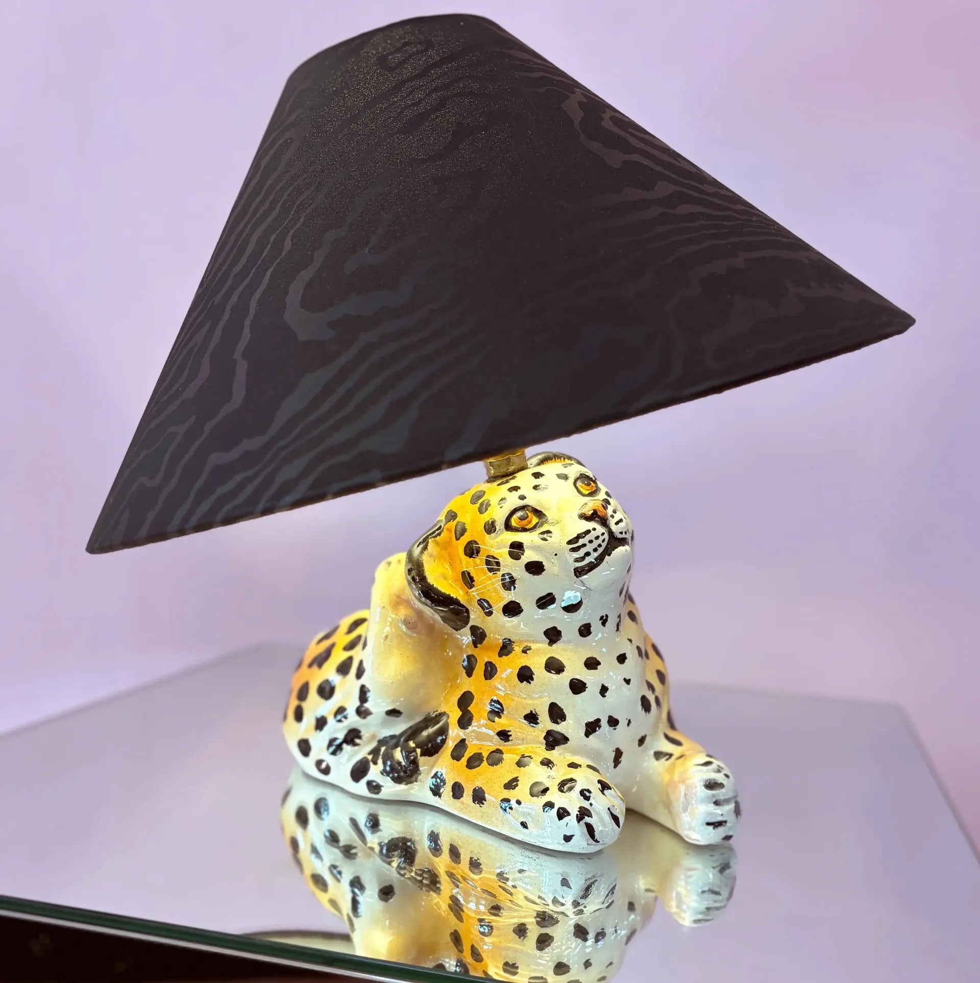 Lampe bébé léopard céramique vintage, années 70, peinte à la main, abat-jour moiré noir - Club Barbara