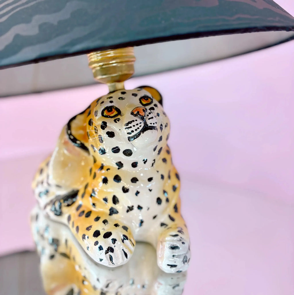Lampe bébé léopard céramique vintage, années 70, peinte à la main, abat-jour moiré noir - Club Barbara