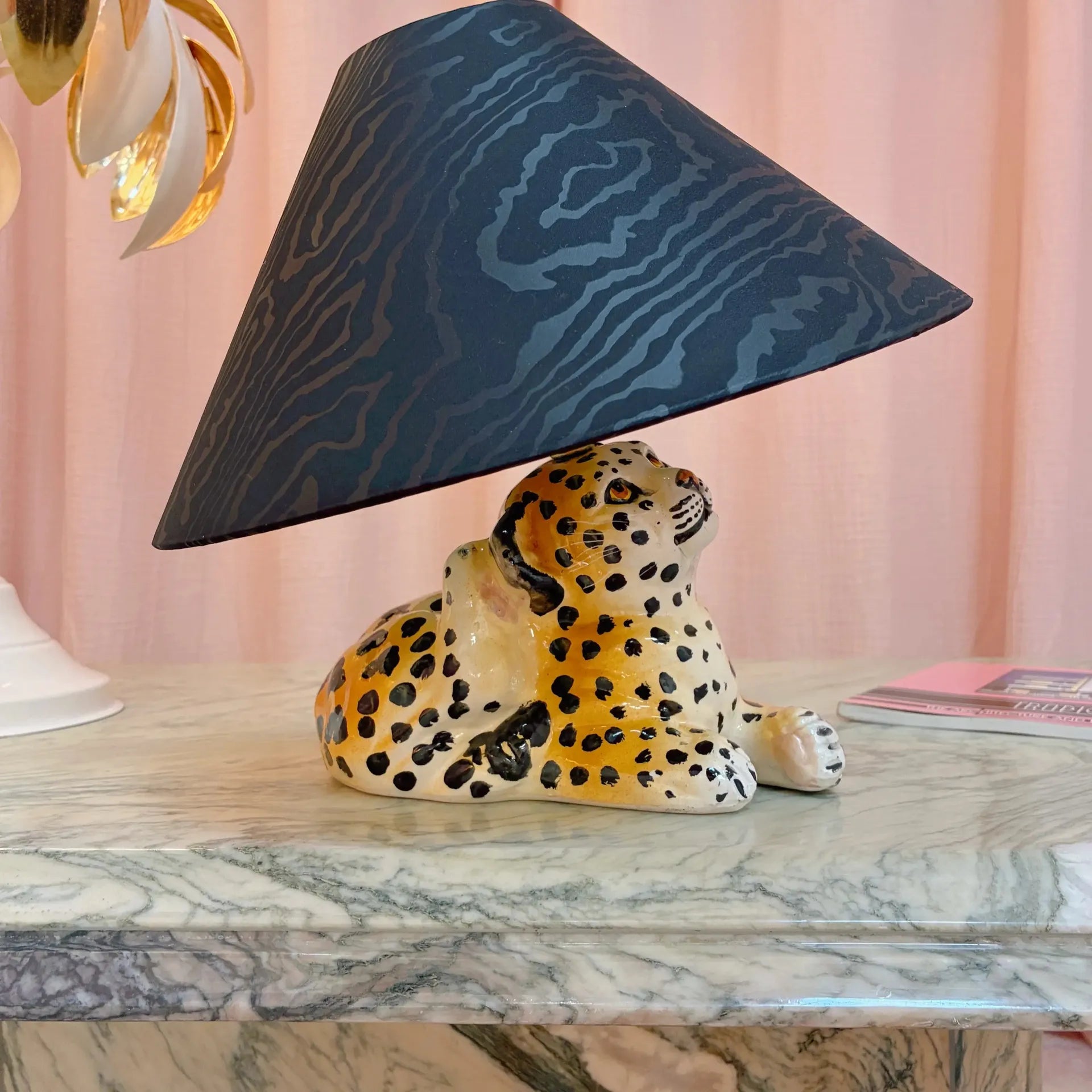 Lampe bébé léopard céramique vintage, années 70, peinte à la main, abat-jour moiré noir - Club Barbara