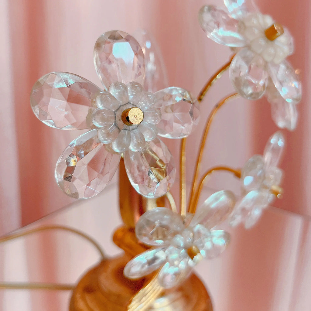 Lampe bouquet en laiton doré, pétales facettés transparents, circa 1970
