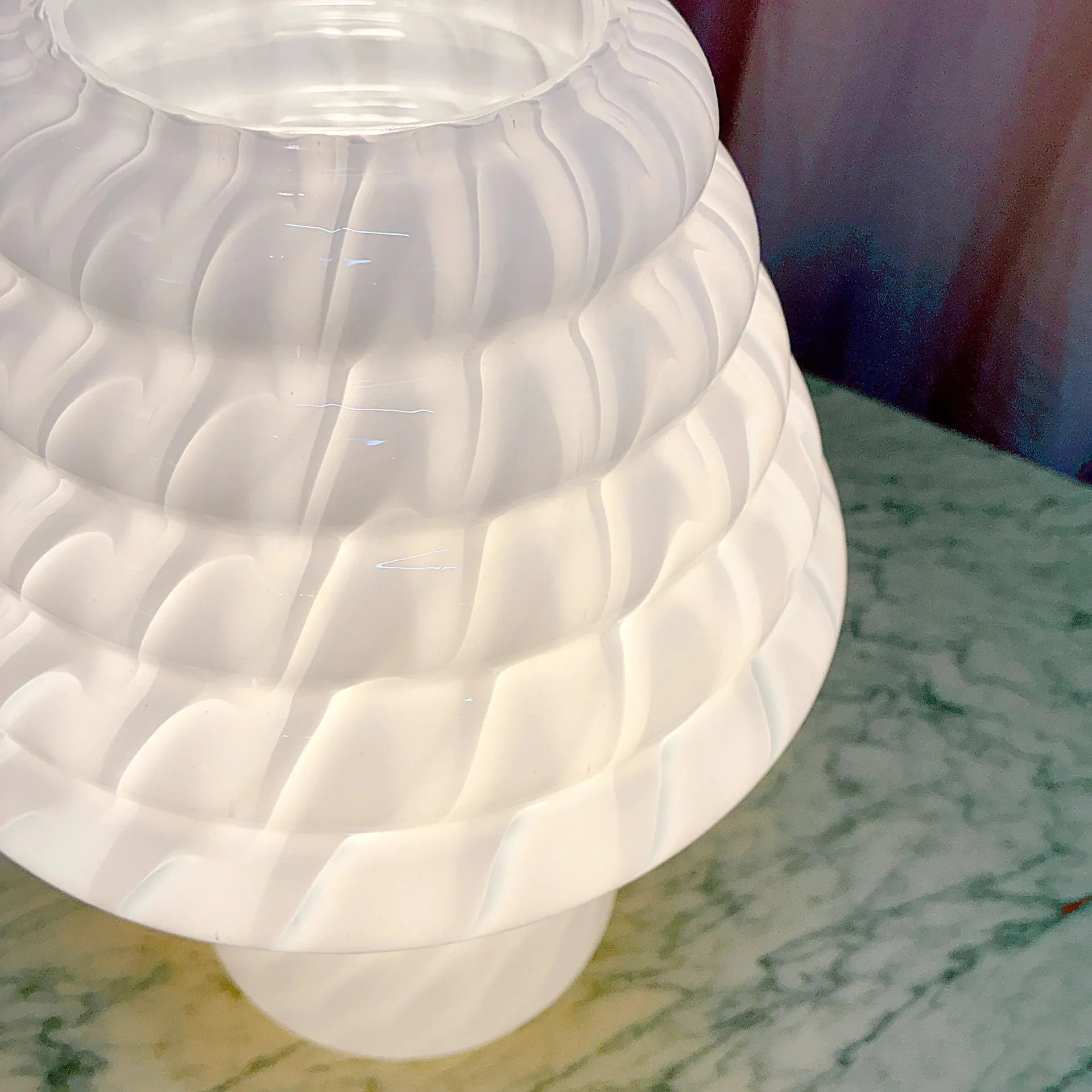 Lampe champignon italienne vintage, verre opalin lattimo torsadé, années 1980 - Club Barbara