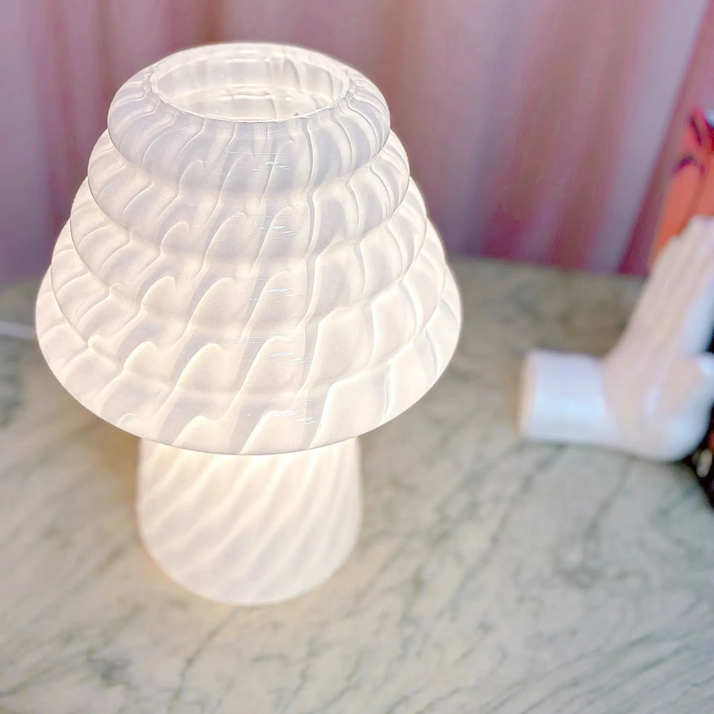 Lampe champignon italienne vintage, verre opalin lattimo torsadé, années 1980 - Club Barbara