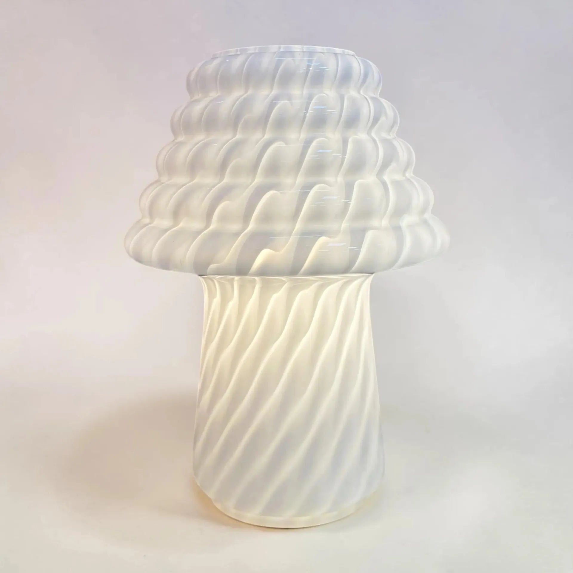 Lampe champignon italienne vintage, verre opalin lattimo torsadé, années 1980 - Club Barbara