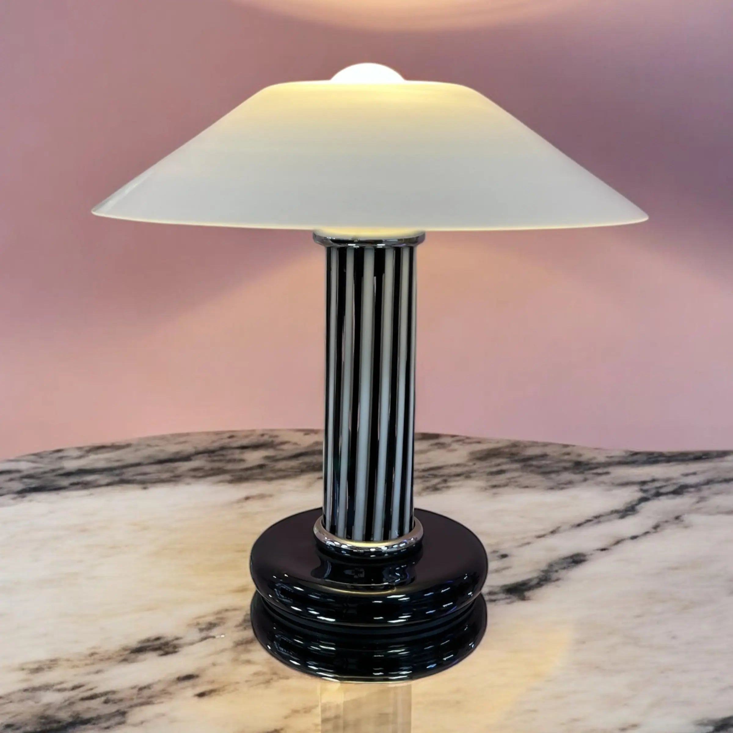 Lampe de table vintage en verre de Murano soufflé à rayures noir et blanc, abat-jour opalin, années 70-80