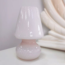 Load image into Gallery viewer, Lampe champignon vintage en verre soufflé rose pastel, fabrication Murano, Italie années 70.
