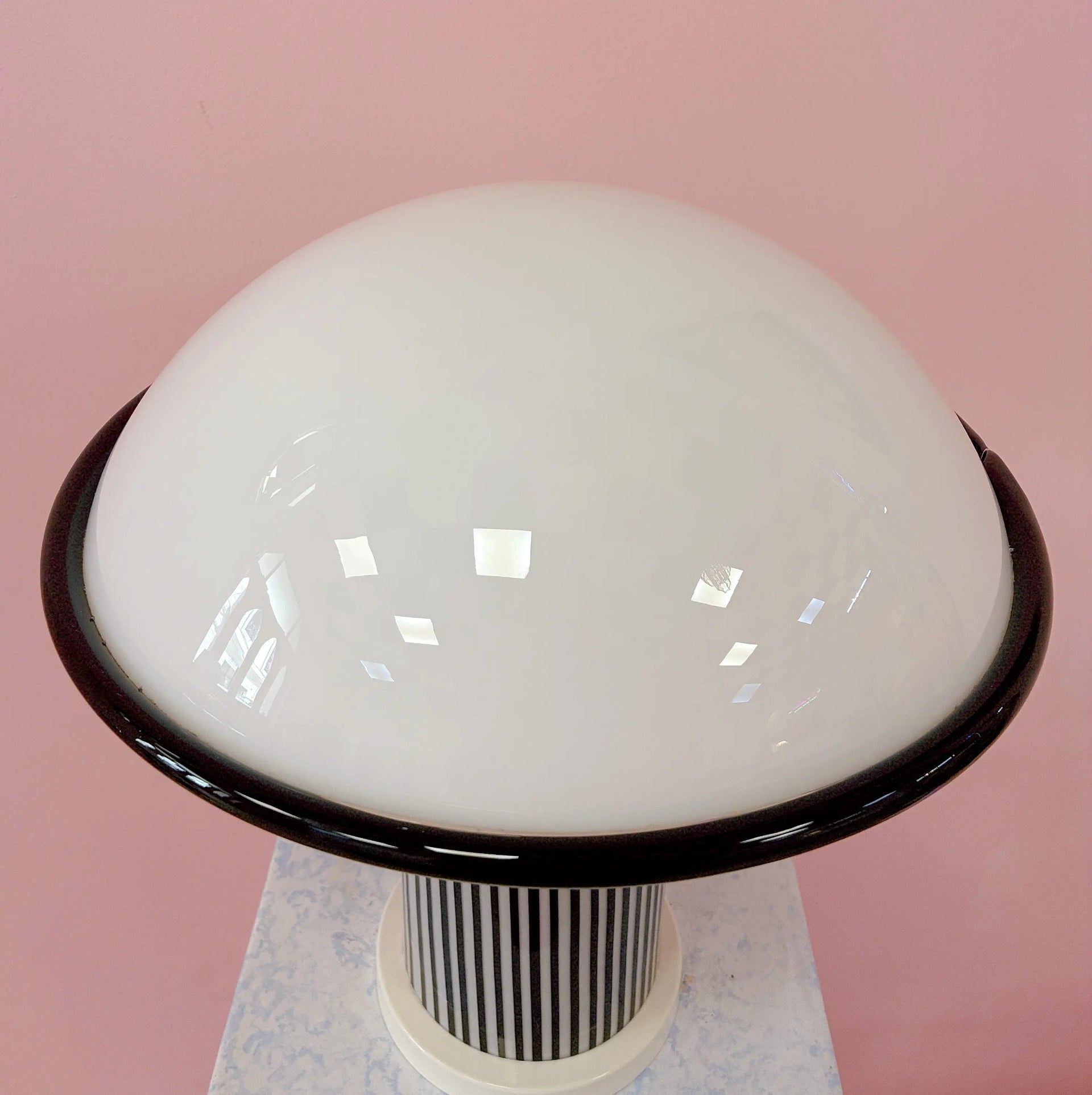 Lampe champignon en verre de Murano d’Italie, design vintage élégant aux couleurs raffinées, idéale pour une décoration rétro chic et une ambiance chaleureuse.