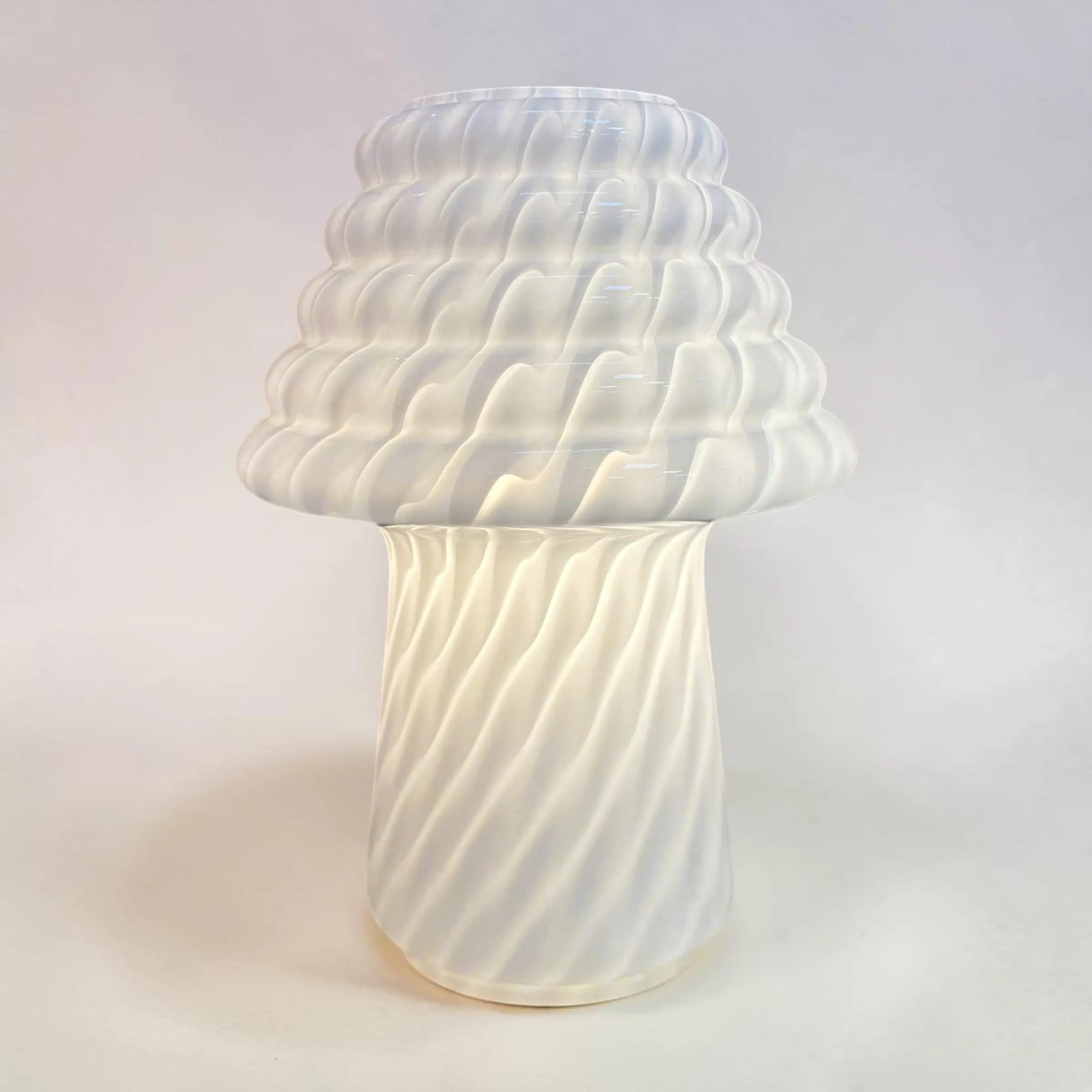 Lampe champignon italienne vintage, verre opalin lattimo torsadé, années 1980
