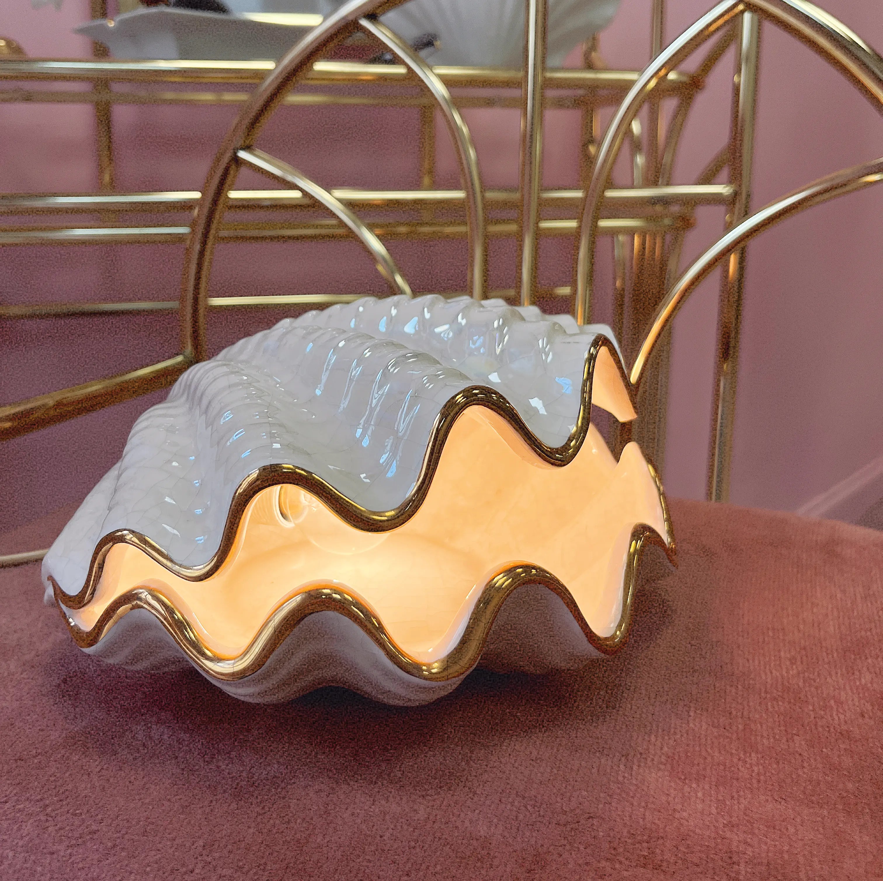 Lampe coquillage en céramique iridescente à liseré doré, signée Bondia, Espagne, années 70
