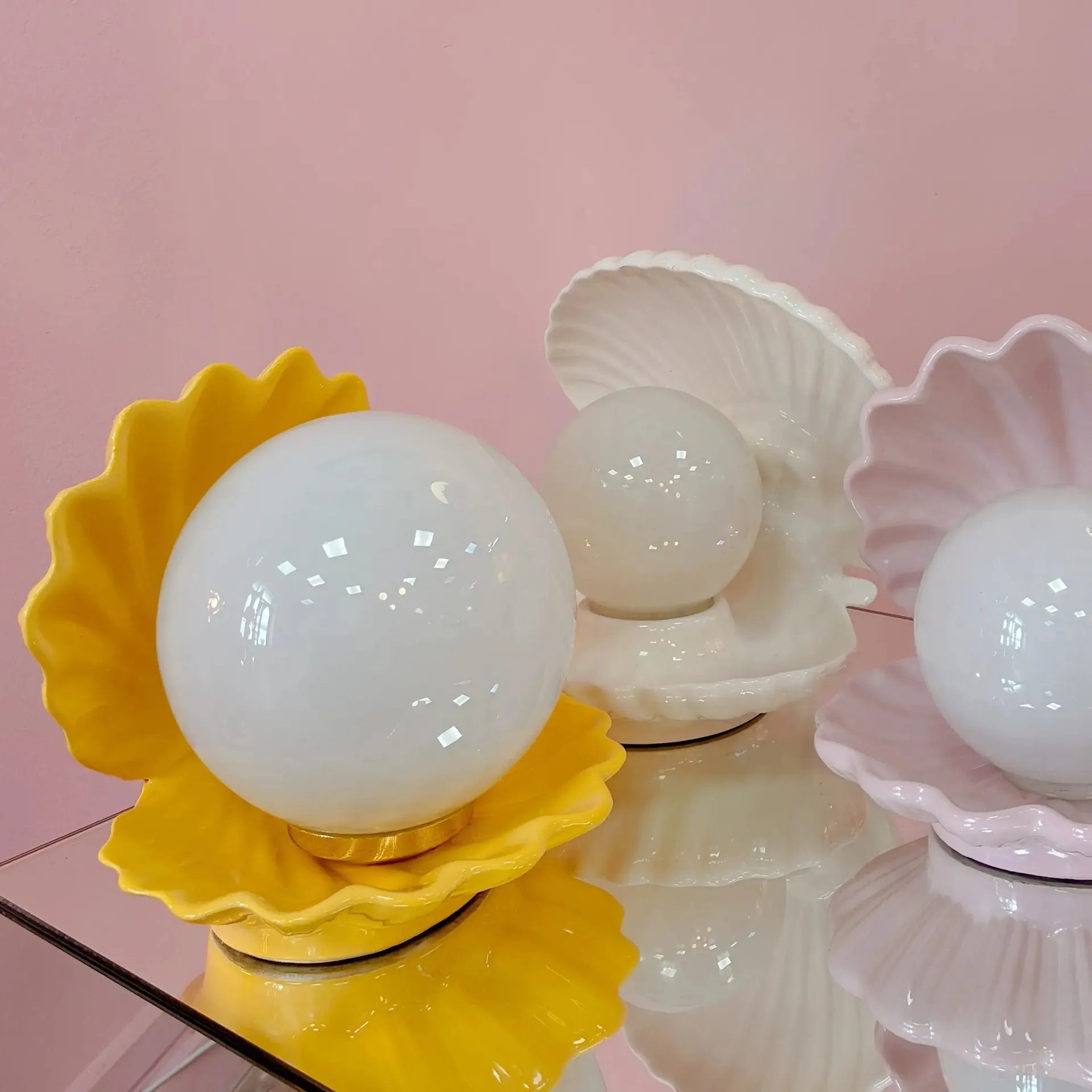 Lampe coquillage céramique jaune Rosagaso globe opaline vintage années 80 - Club Barbara