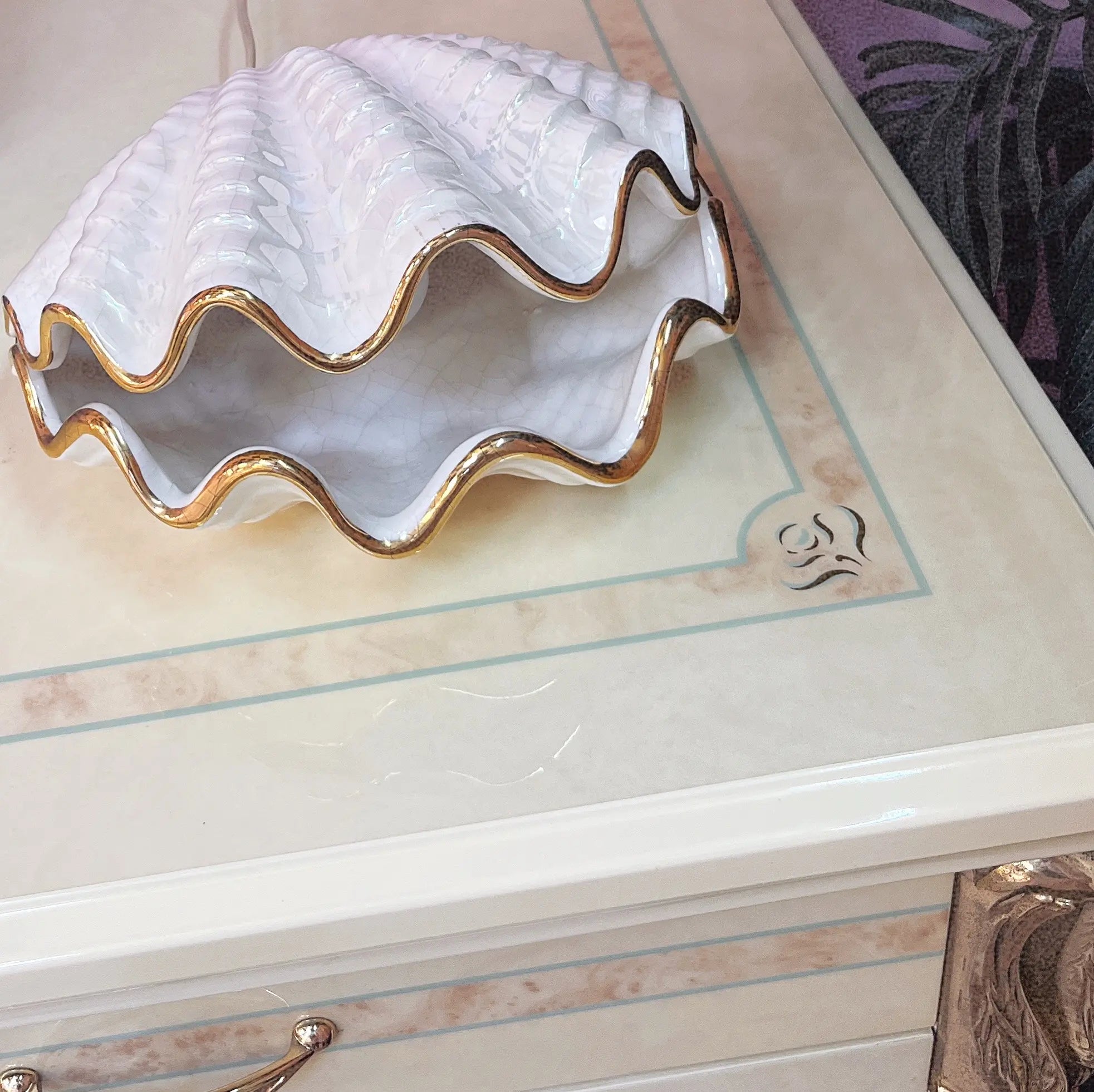 Lampe coquillage nacré et liseré or, design organique seventies
