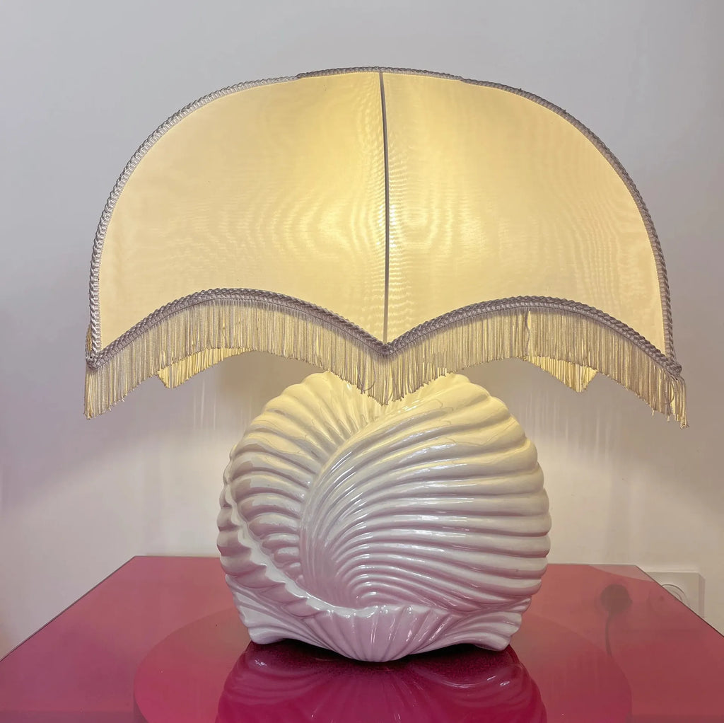 Lampe coquillage en céramique nacrée italienne, abat-jour franges, années 70 - Club Barbara