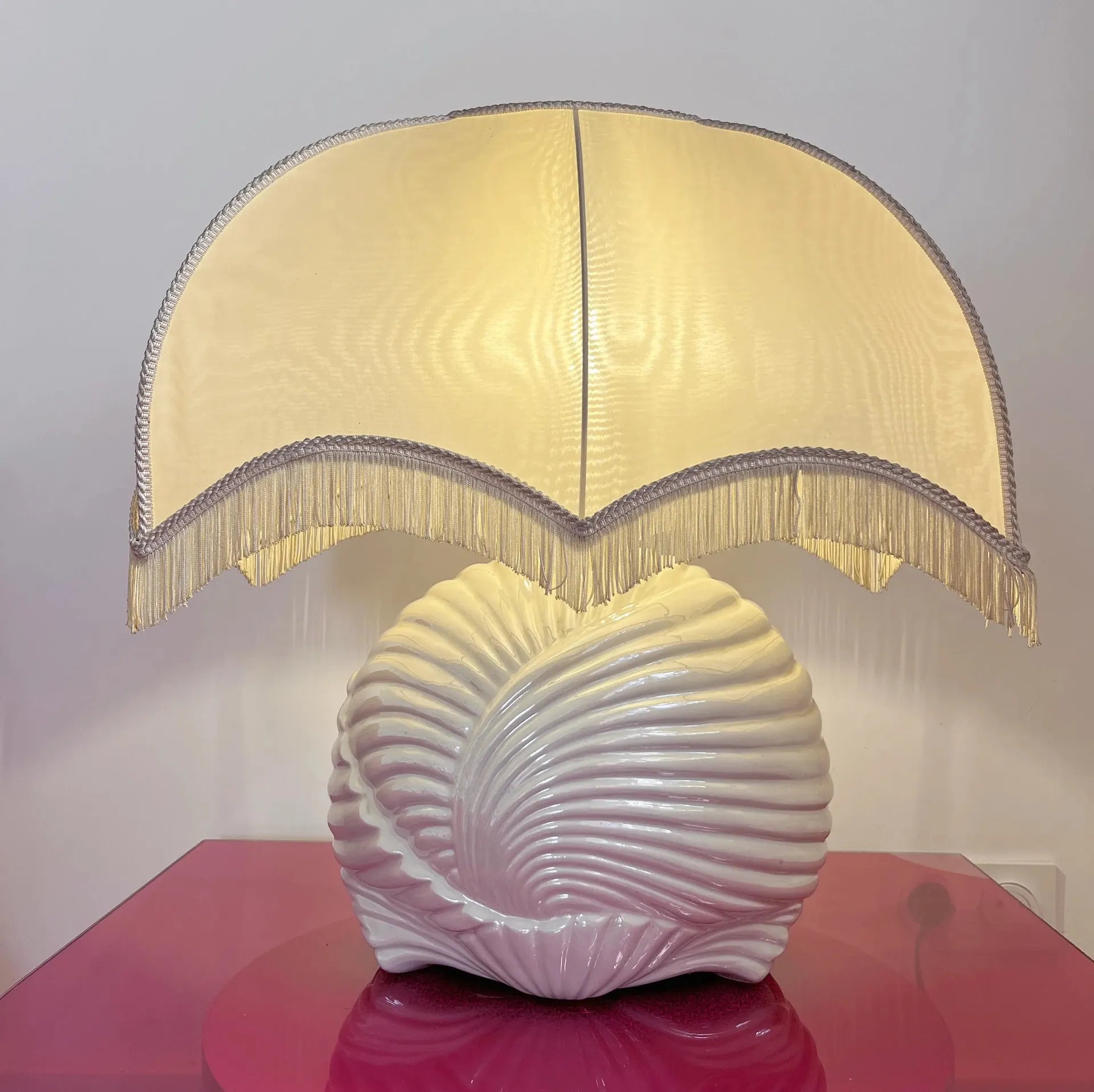 Lampe coquillage en céramique nacrée italienne, abat-jour franges, années 70 - Club Barbara