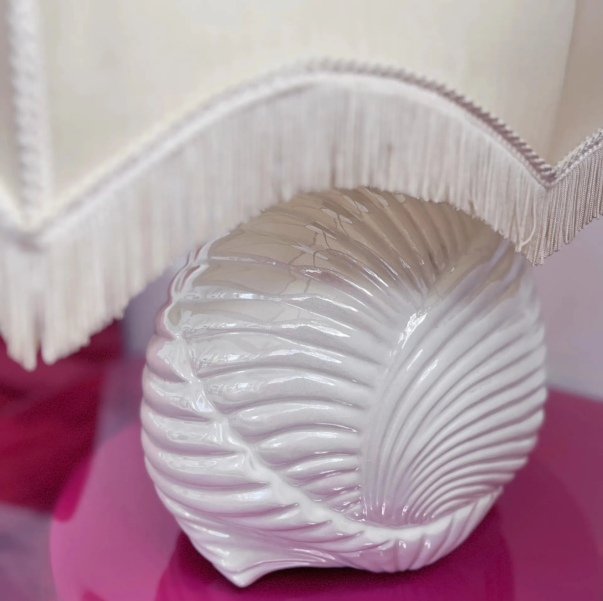 Lampe coquillage en céramique nacrée italienne, abat-jour franges, années 70 - Club Barbara