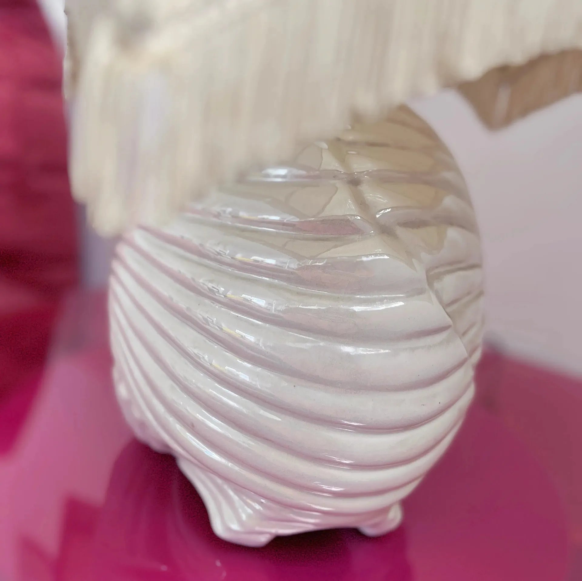 Lampe coquillage en céramique nacrée italienne, abat-jour franges, années 70 - Club Barbara