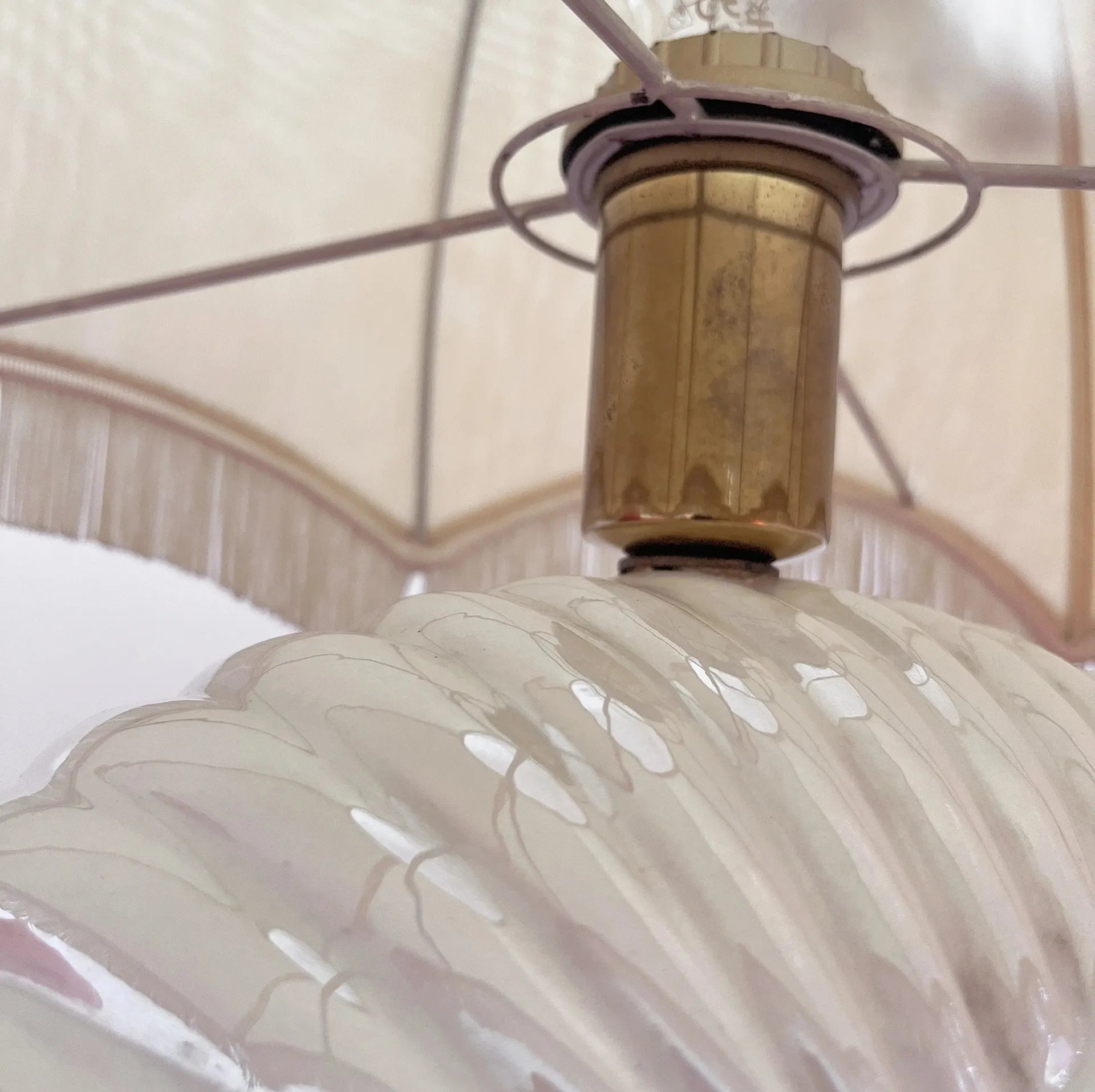 Lampe coquillage en céramique nacrée italienne, abat-jour franges, années 70 - Club Barbara