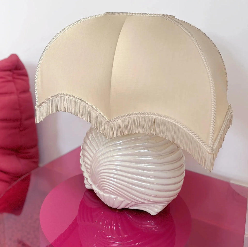 Lampe coquillage en céramique nacrée italienne, abat-jour franges, années 70 - Club Barbara
