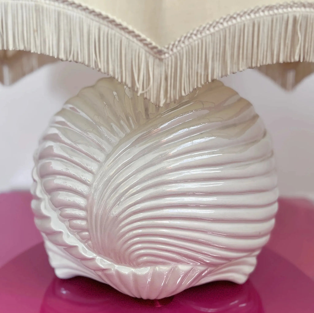 Lampe coquillage en céramique nacrée italienne, abat-jour franges, années 70 - Club Barbara