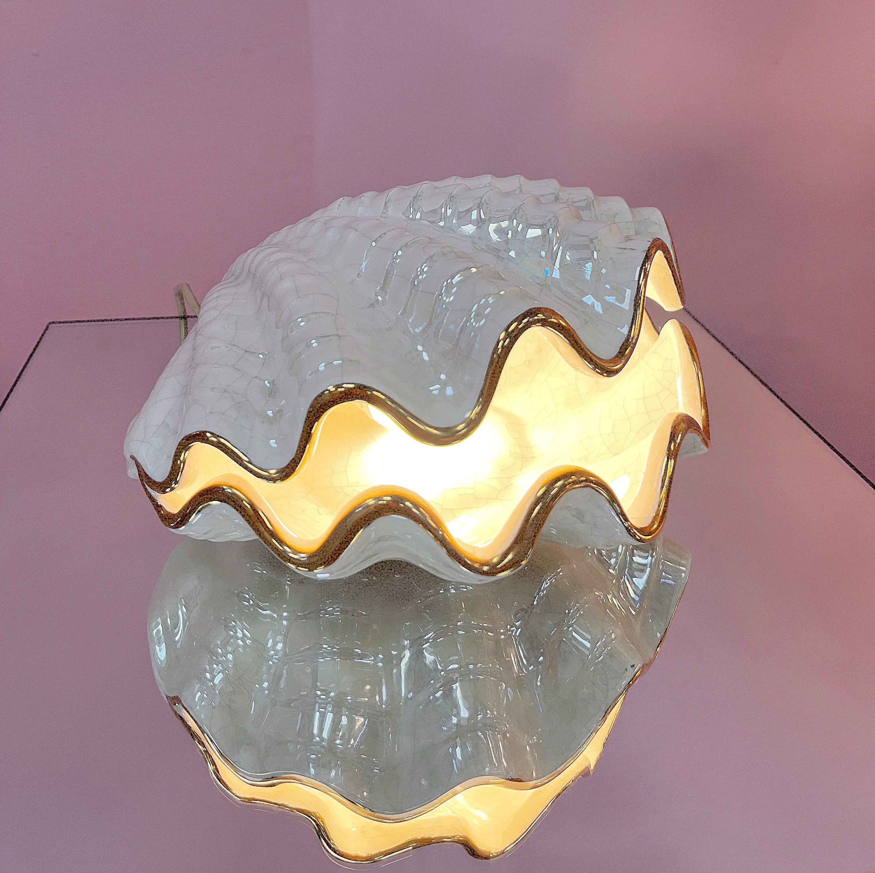 Luminaire coquillage céramique espagnole handmade, reflets nacrés
