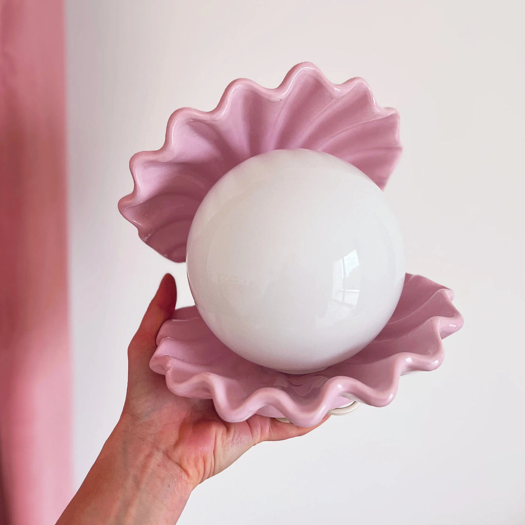 Détail du globe opalin lampe coquillage vintage Club Barbara
