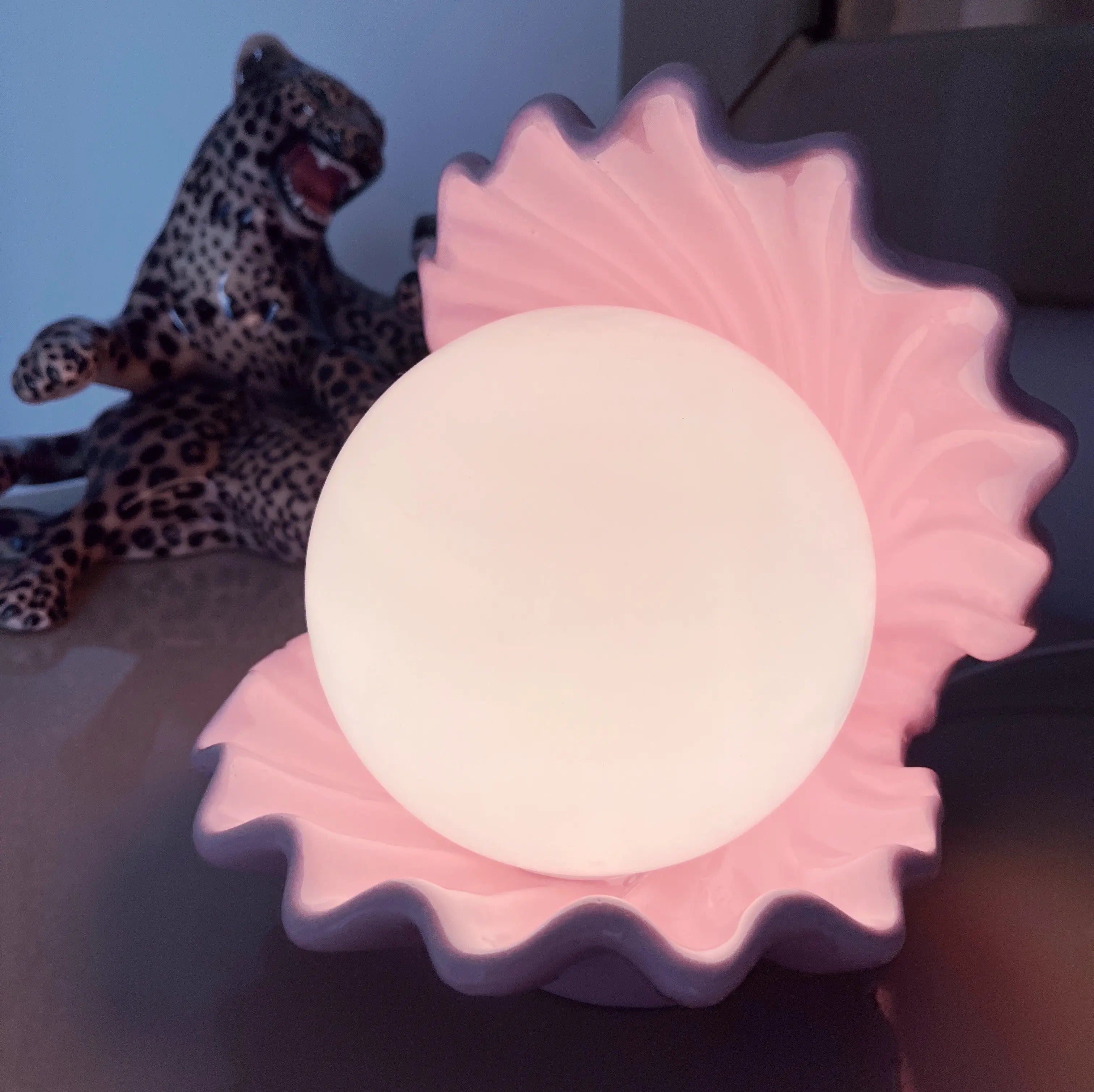 Lampe coquillage vintage allumée