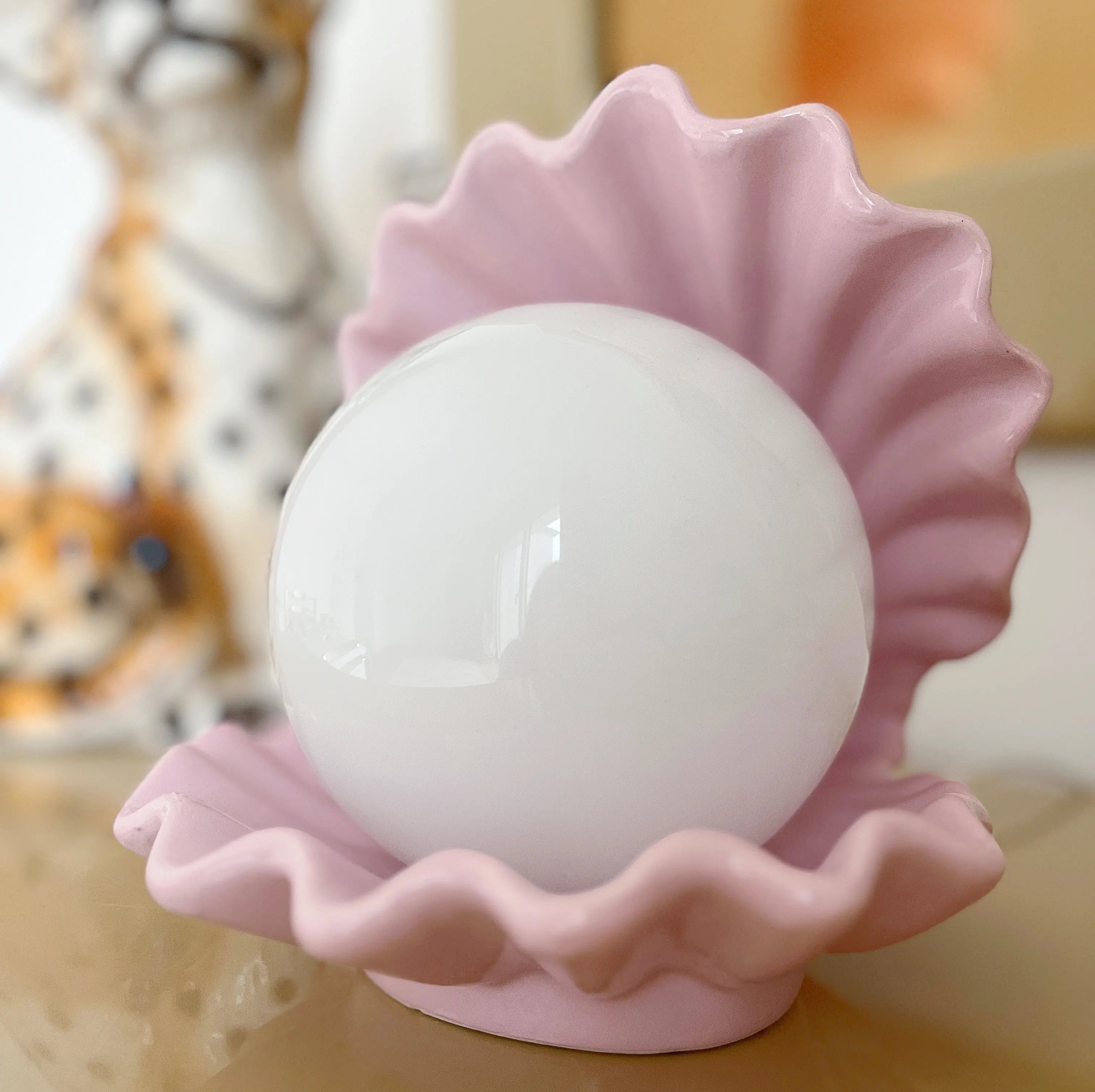 Lampe coquillage rose globe blanc