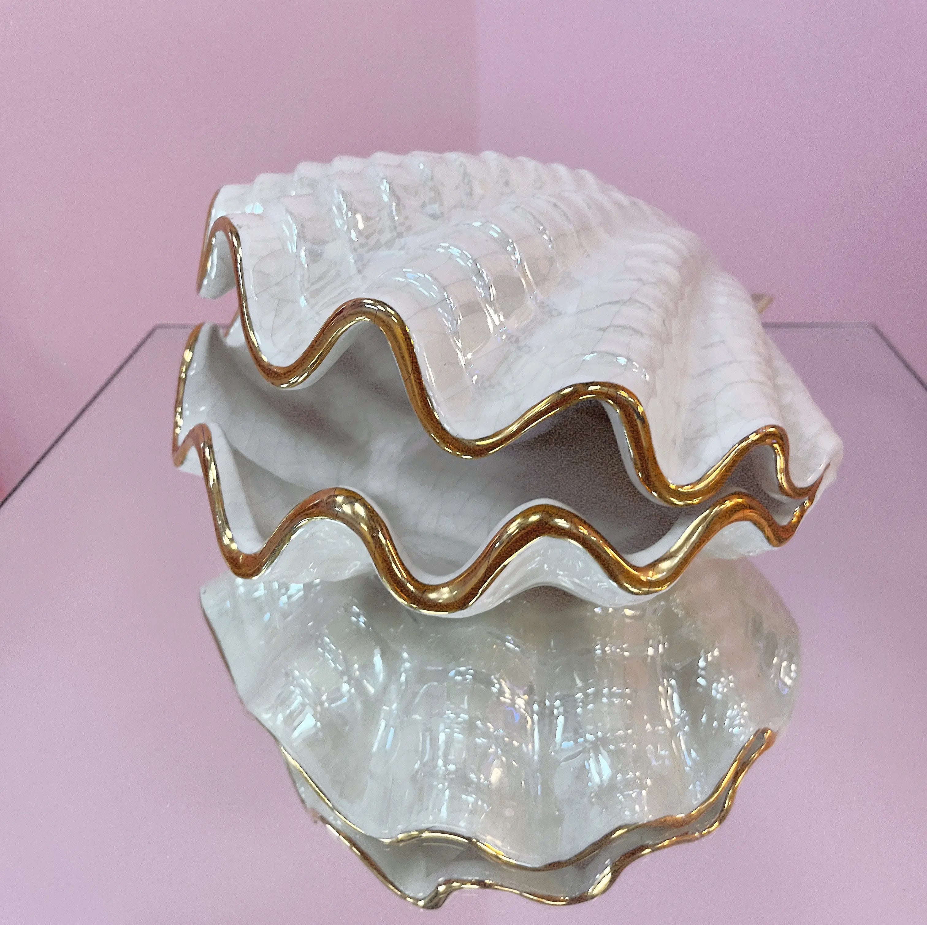 Lampe coquillage vintage céramique dorée années 70, vue de face
