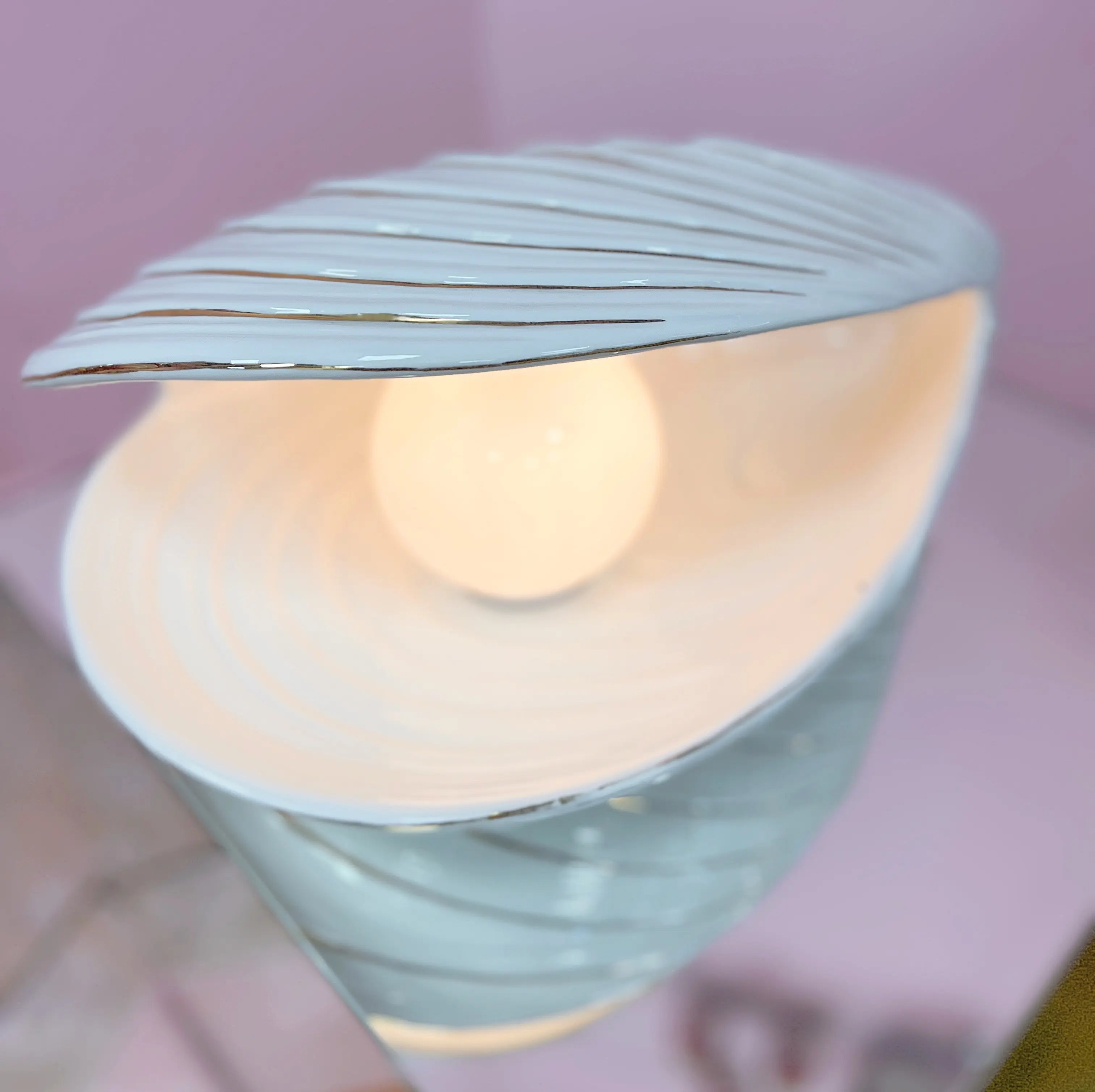 Lampe coquillage vintage italienne en céramique blanche et dorée, Club Barbara
