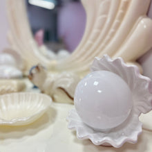 Load image into Gallery viewer, lampe-coquillage-vintage-nacree
