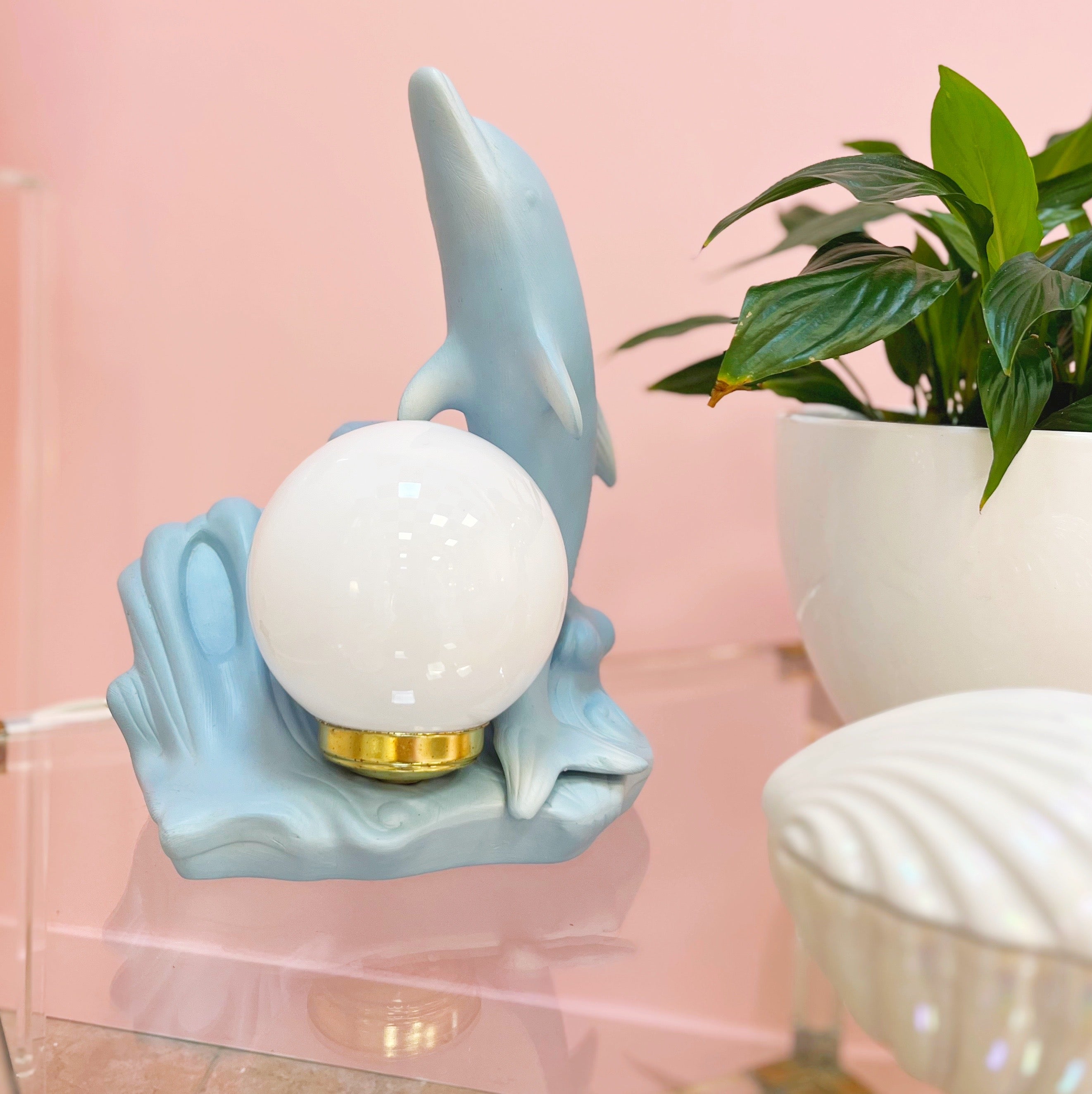 Lampe dauphin bleue pastel Rosagaso Espagne années 70, globe opalin