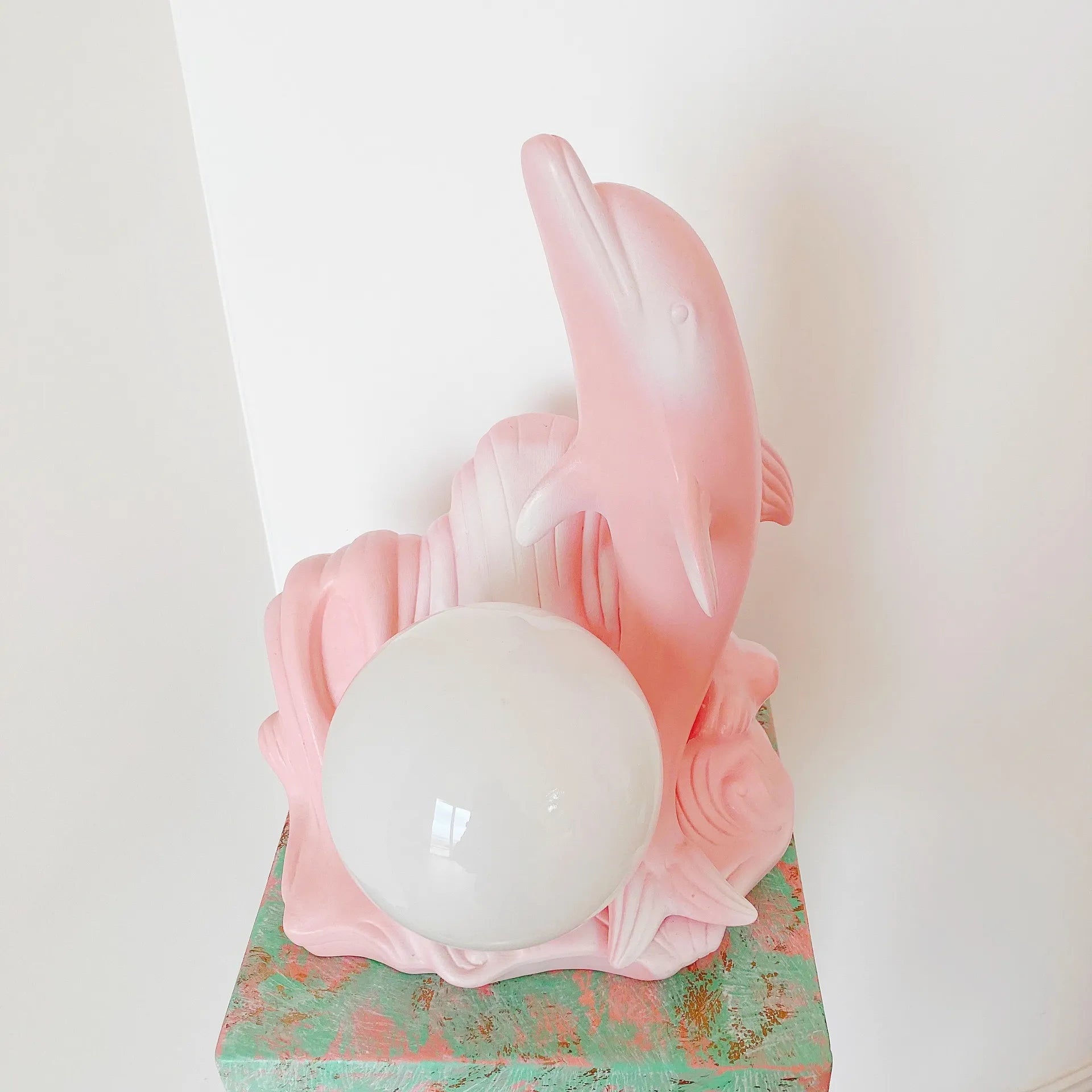 Lampe dauphin rose pastel 80’s - Club Barbara