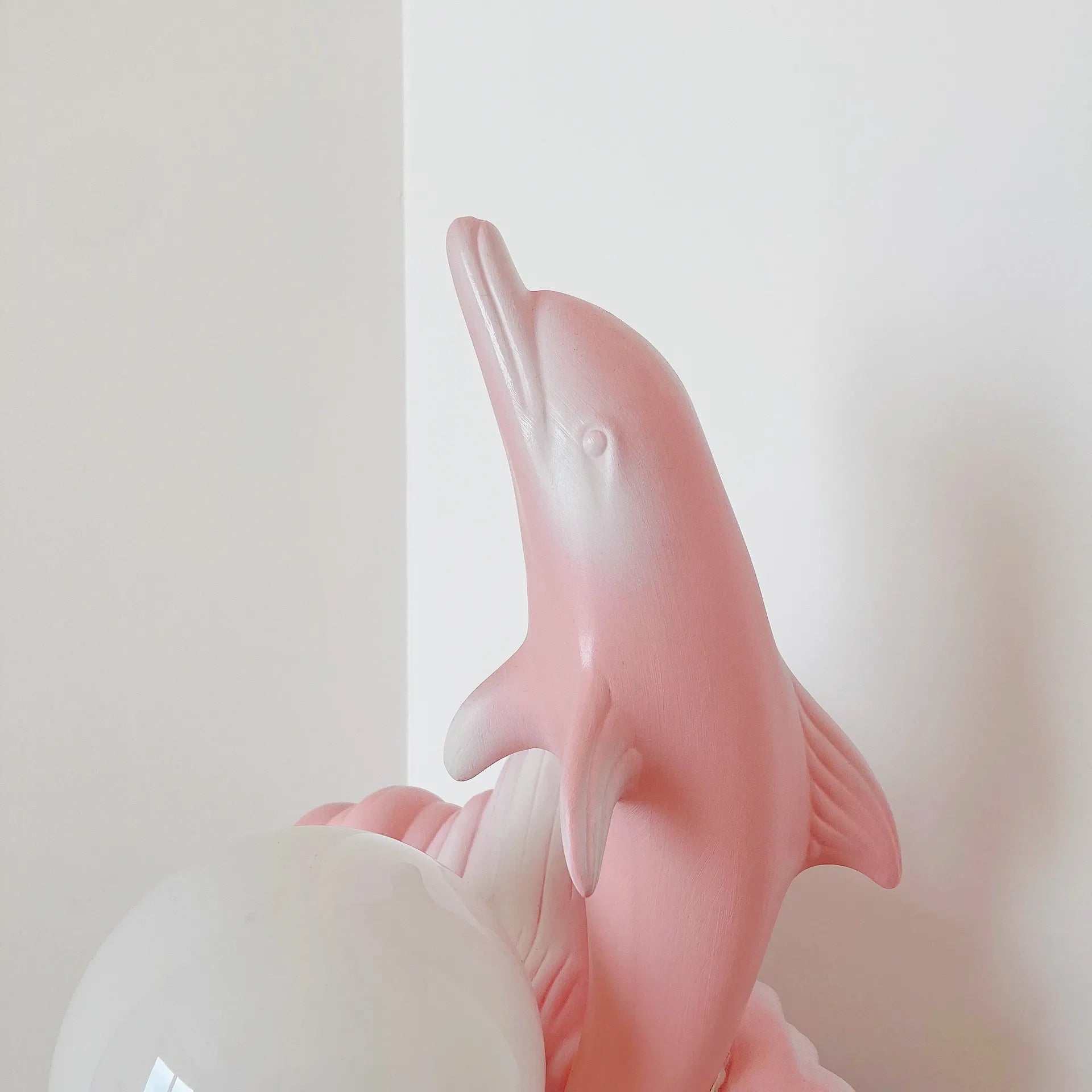 Lampe dauphin rose pastel 80’s - Club Barbara