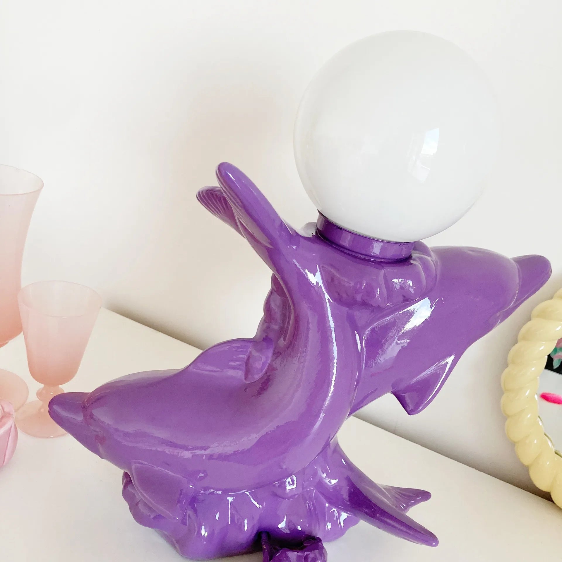 Lampe dauphins 80’s violette - Club Barbara