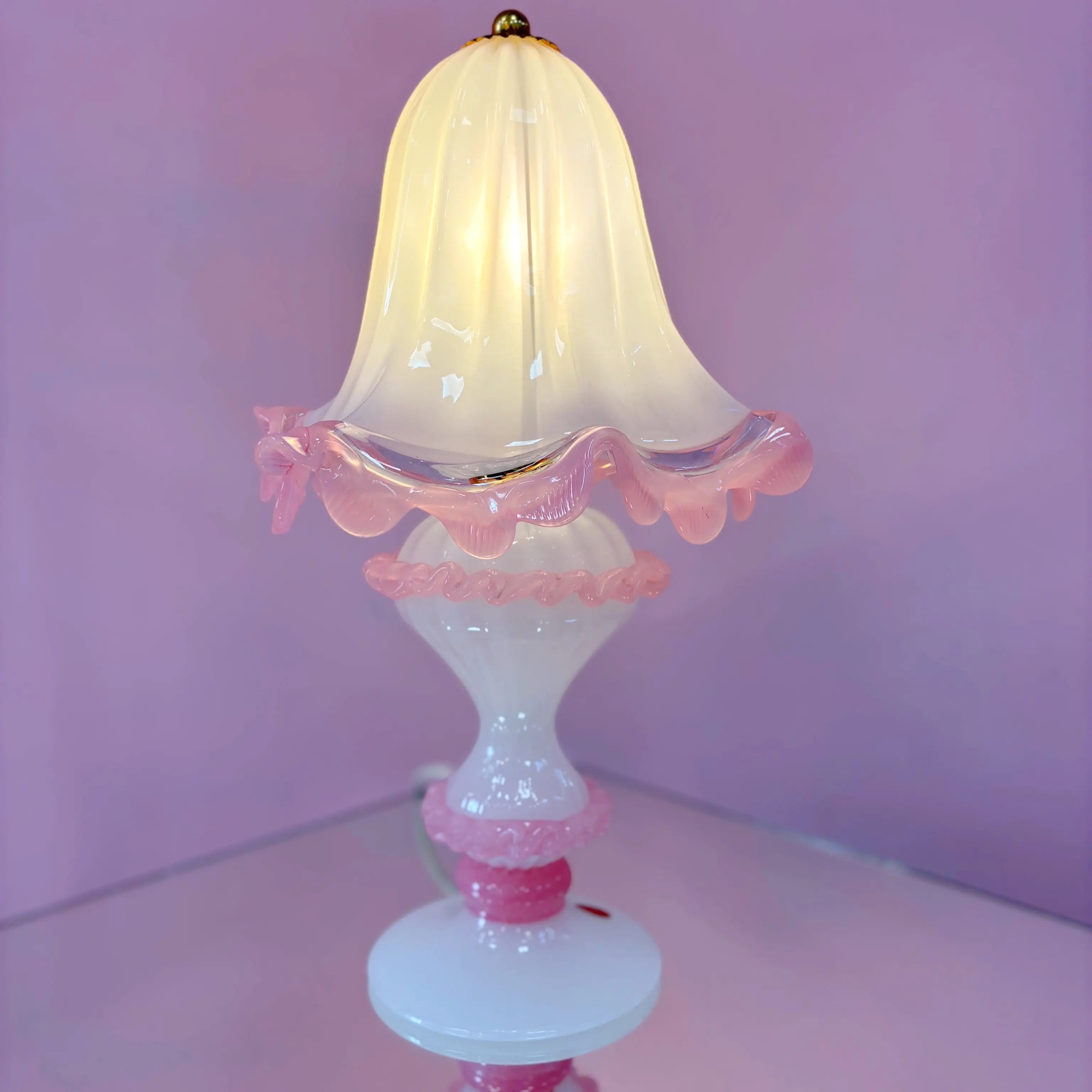 Lampe italienne en verre soufflé de Murano allumée, lumière opaline douce
