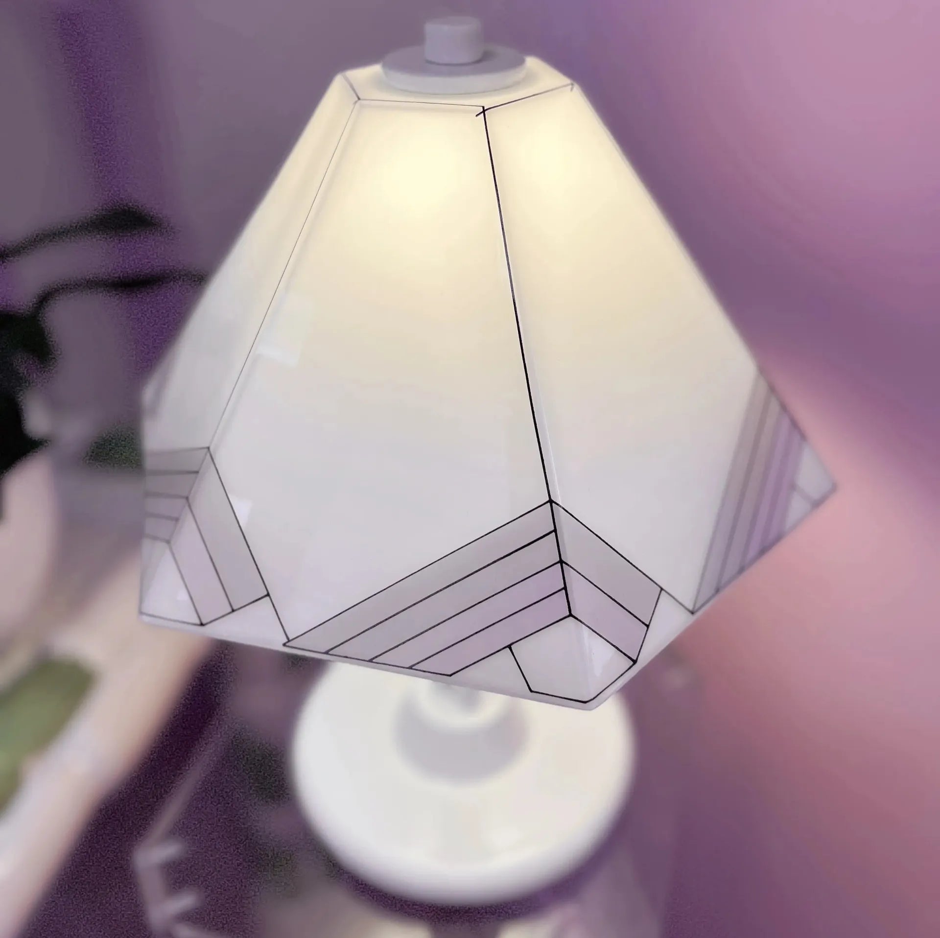 Lampe de table italienne, pied laqué et abat-jour décor pastel, années 80 - Club Barbara