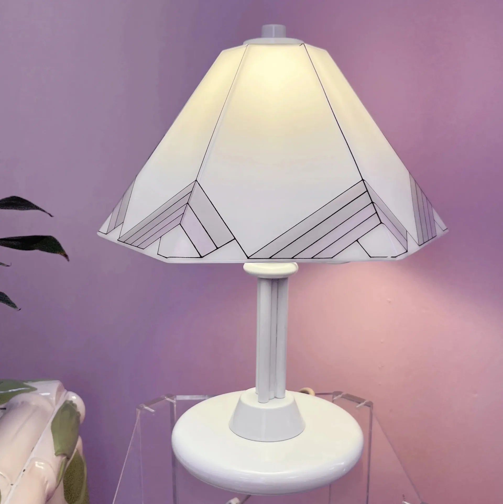 Lampe de table italienne, pied laqué et abat-jour décor pastel, années 80 - Club Barbara