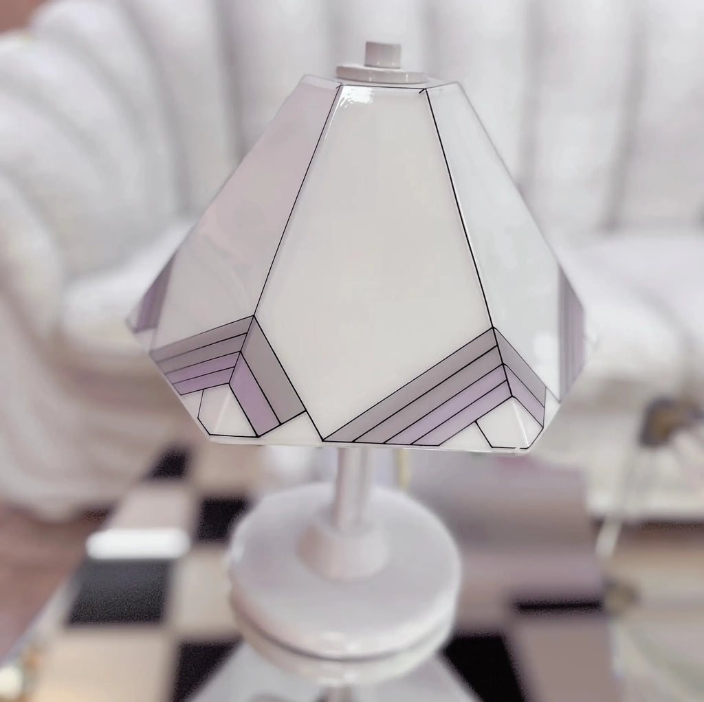 Lampe de table italienne, pied laqué et abat-jour décor pastel, années 80 - Club Barbara