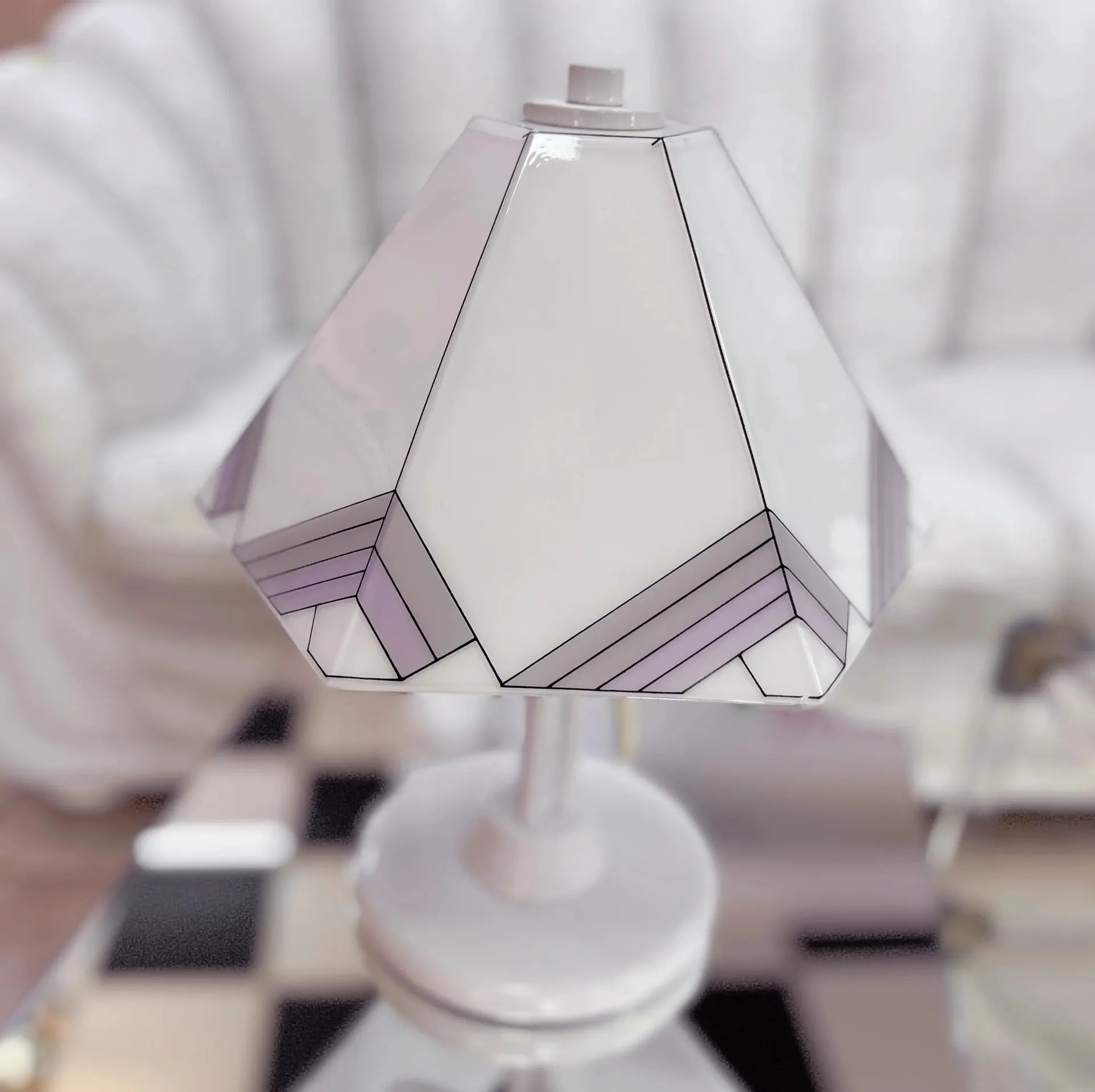 Lampe de table italienne, pied laqué et abat-jour décor pastel, années 80 - Club Barbara