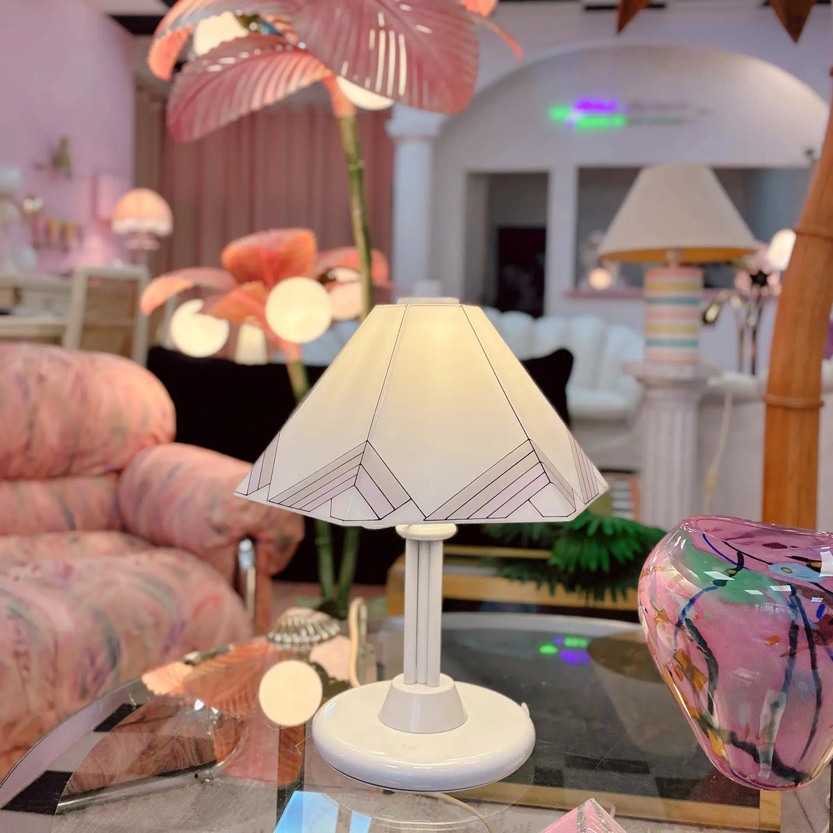 Lampe de table italienne, pied laqué et abat-jour décor pastel, années 80 - Club Barbara