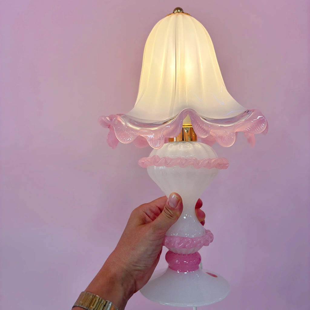 Lampe Murano rose et blanche, pied balustre à torsade et laiton doré

