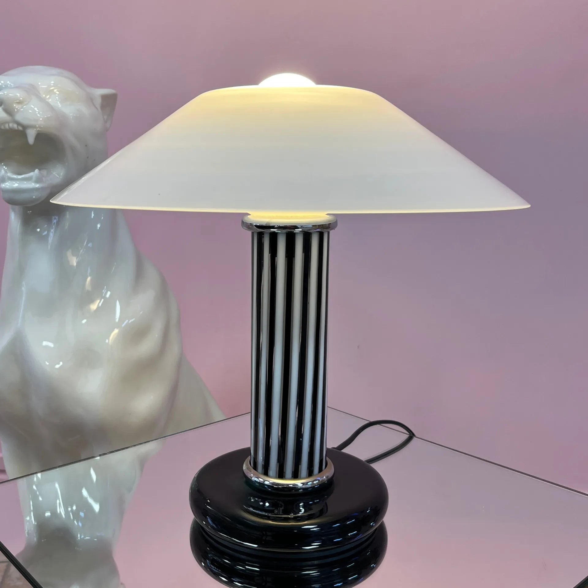 Lampe de table vintage en verre de Murano noir et blanc, abat-jour opalin, années 80 - Club Barbara